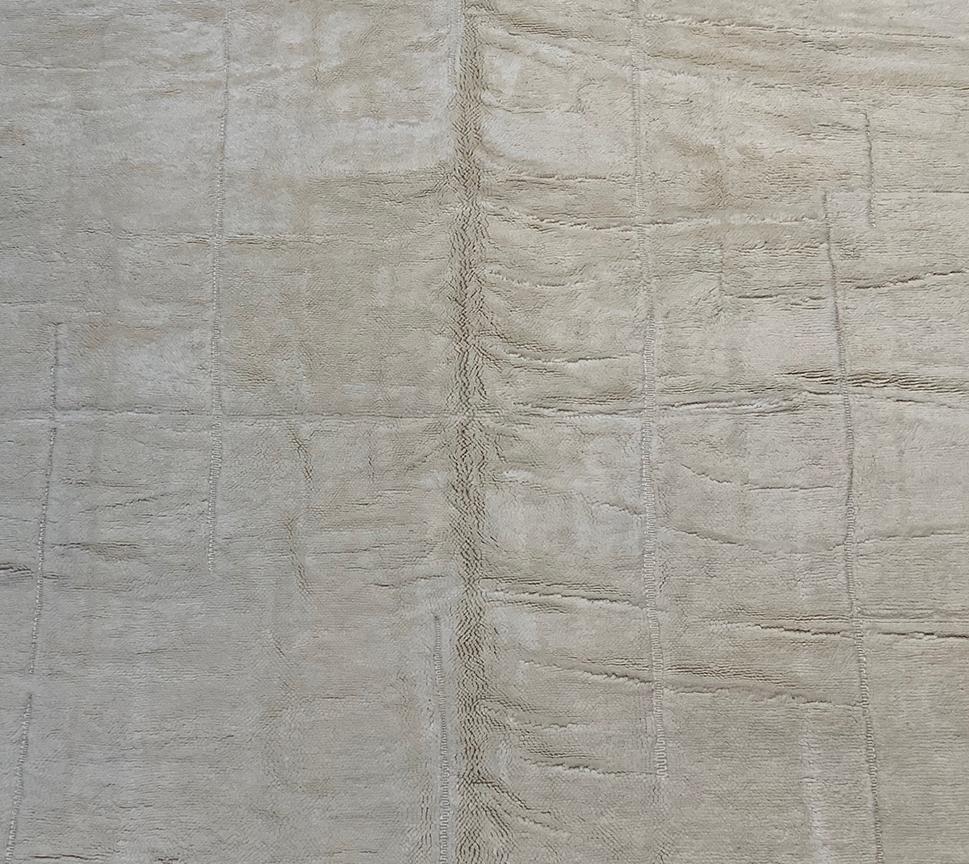 Lana Tappeto moderno marocchino di metà secolo in avorio alto e basso di Silk Road Rug Inc. in vendita