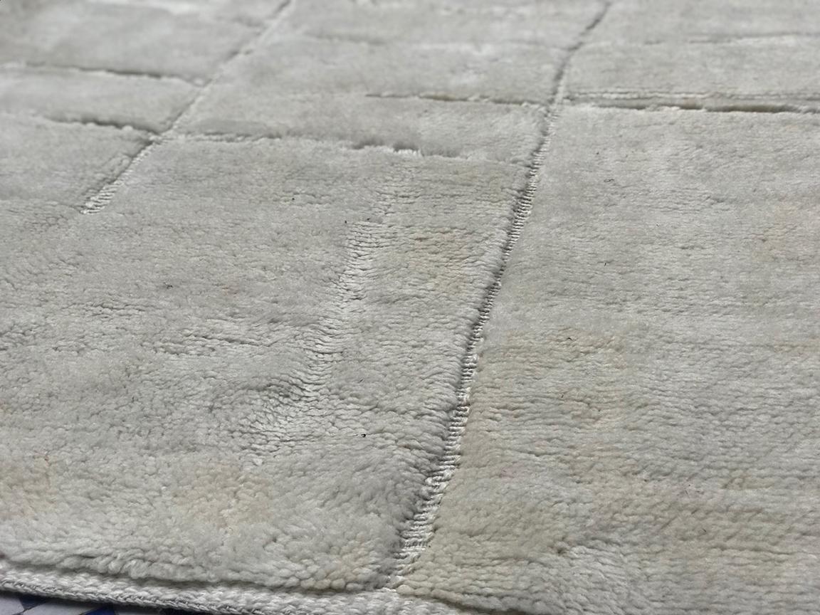 Tappeto moderno marocchino di metà secolo in avorio alto e basso di Silk Road Rug Inc. in vendita 1