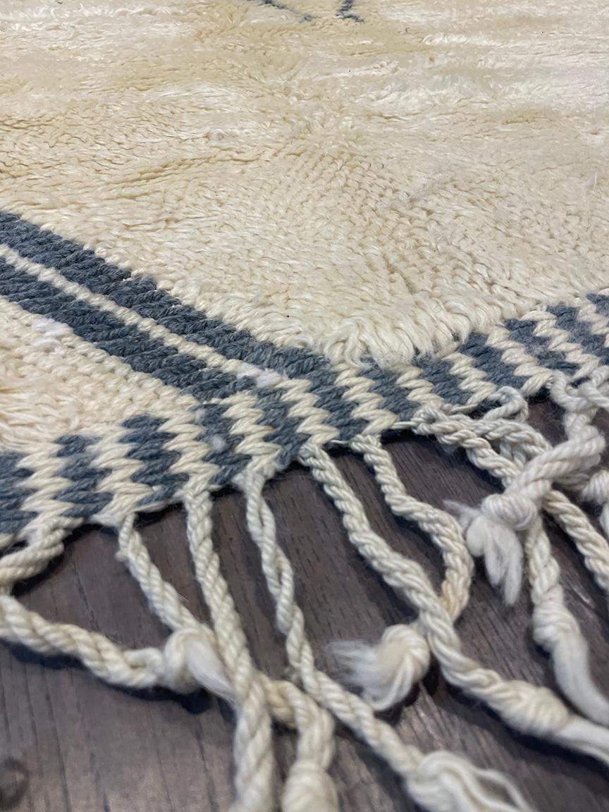 Marocchino Tappeto moderno marocchino di metà secolo in avorio e blu verde acqua di Silk Road Rug Inc in vendita