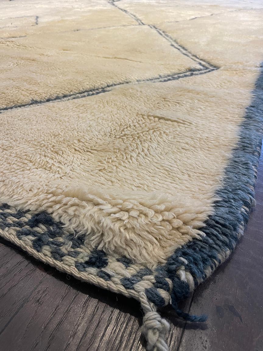 Tessuto a mano Tappeto moderno marocchino di metà secolo in avorio e blu verde acqua di Silk Road Rug Inc in vendita