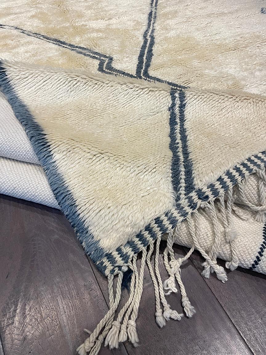 Tappeto moderno marocchino di metà secolo in avorio e blu verde acqua di Silk Road Rug Inc In condizioni Nuovo in vendita a Los Angeles, CA