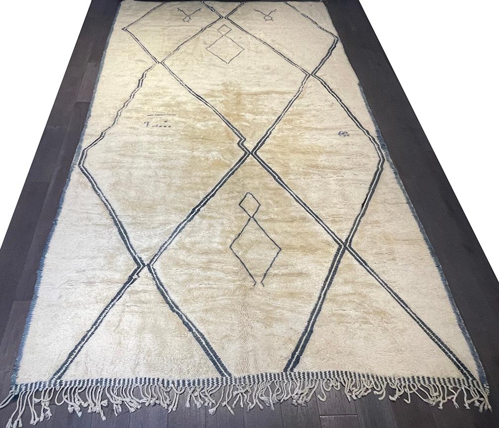 Lana Tappeto moderno marocchino di metà secolo in avorio e blu verde acqua di Silk Road Rug Inc in vendita