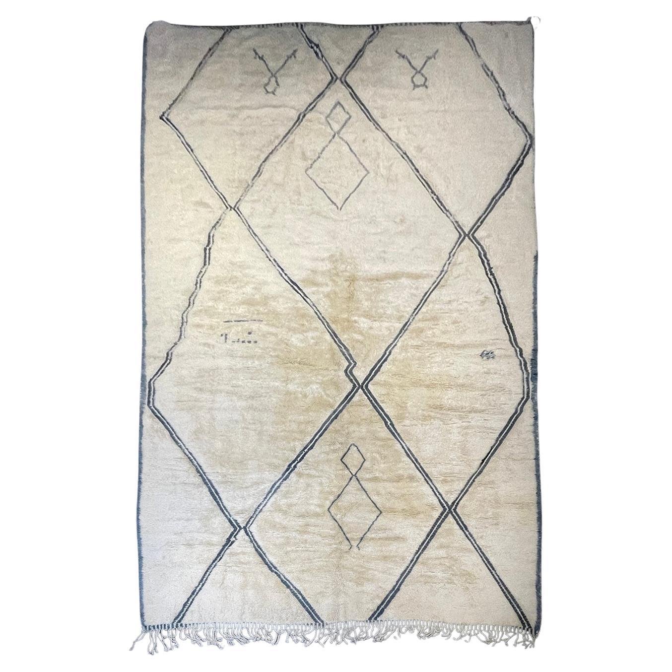 Tappeto moderno marocchino di metà secolo in avorio e blu verde acqua di Silk Road Rug Inc