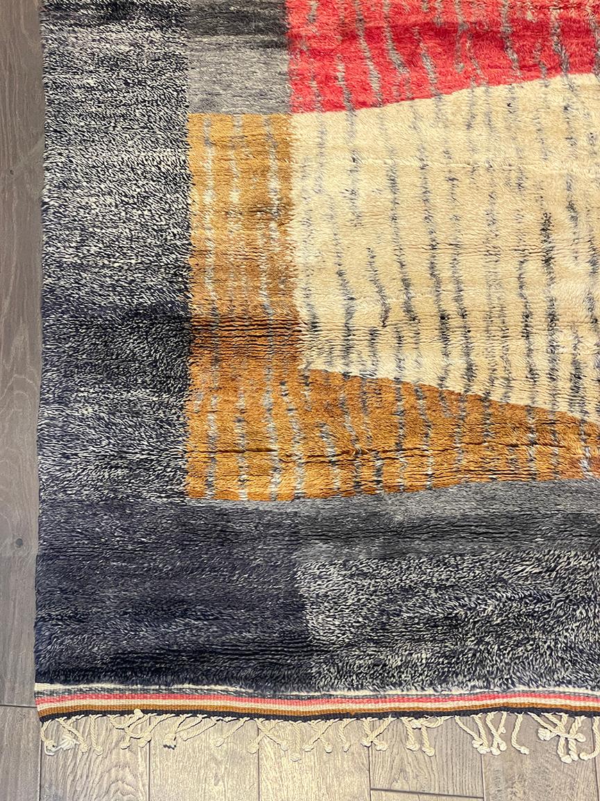 Mid-Century moderno Tappeto moderno marocchino di metà secolo, grigio avorio rosso e oro Silk Road Rug Inc in vendita