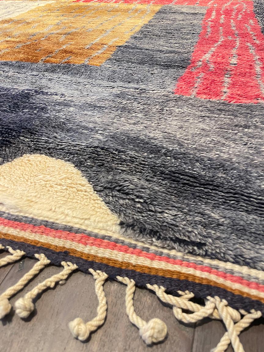 Marocchino Tappeto moderno marocchino di metà secolo, grigio avorio rosso e oro Silk Road Rug Inc in vendita