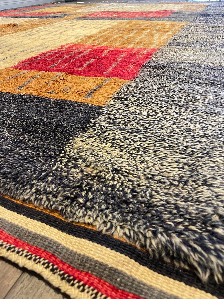 Annodato a mano Tappeto moderno marocchino di metà secolo, grigio avorio rosso e oro Silk Road Rug Inc in vendita