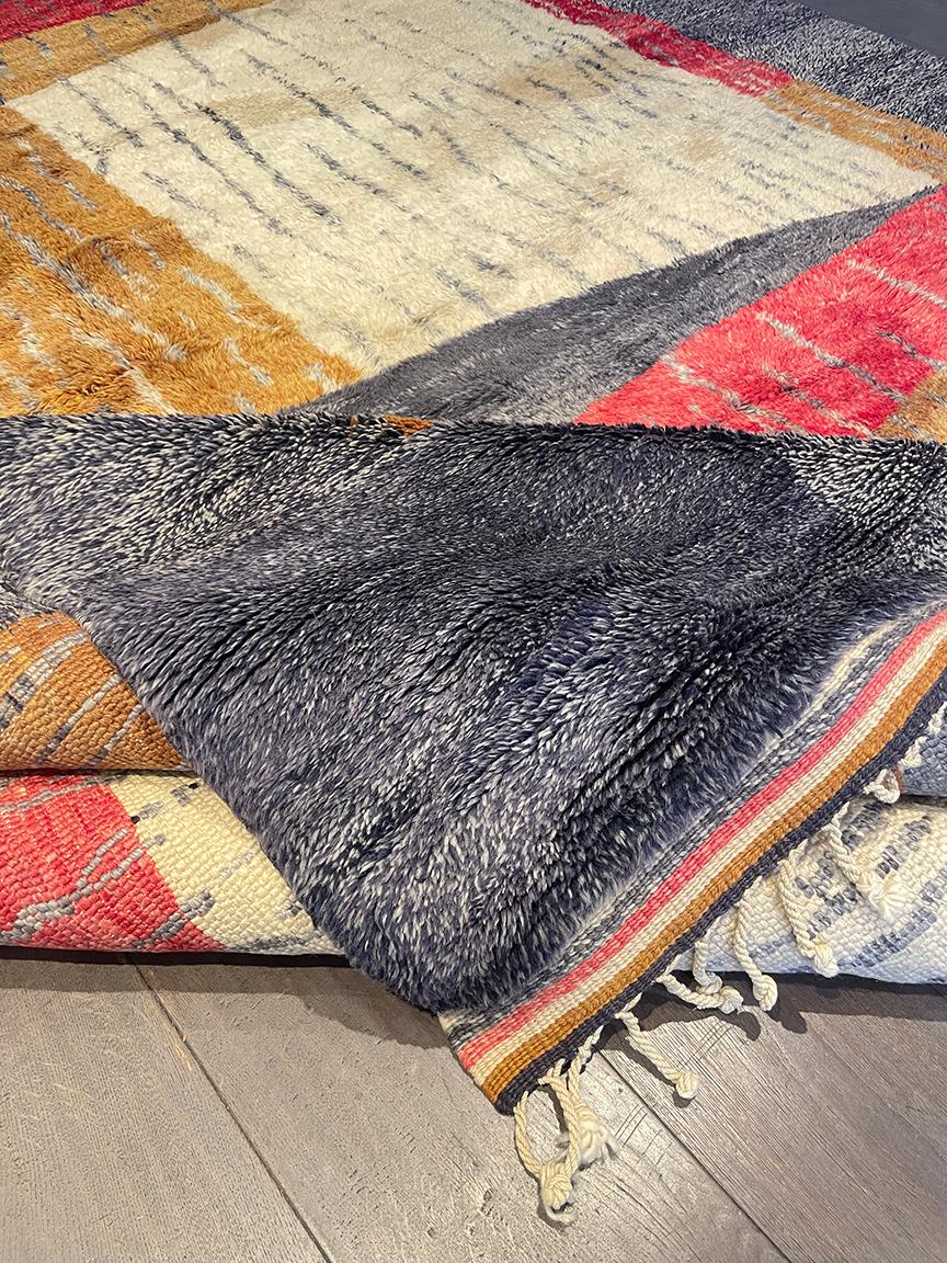 Tappeto moderno marocchino di metà secolo, grigio avorio rosso e oro Silk Road Rug Inc In condizioni Nuovo in vendita a Los Angeles, CA