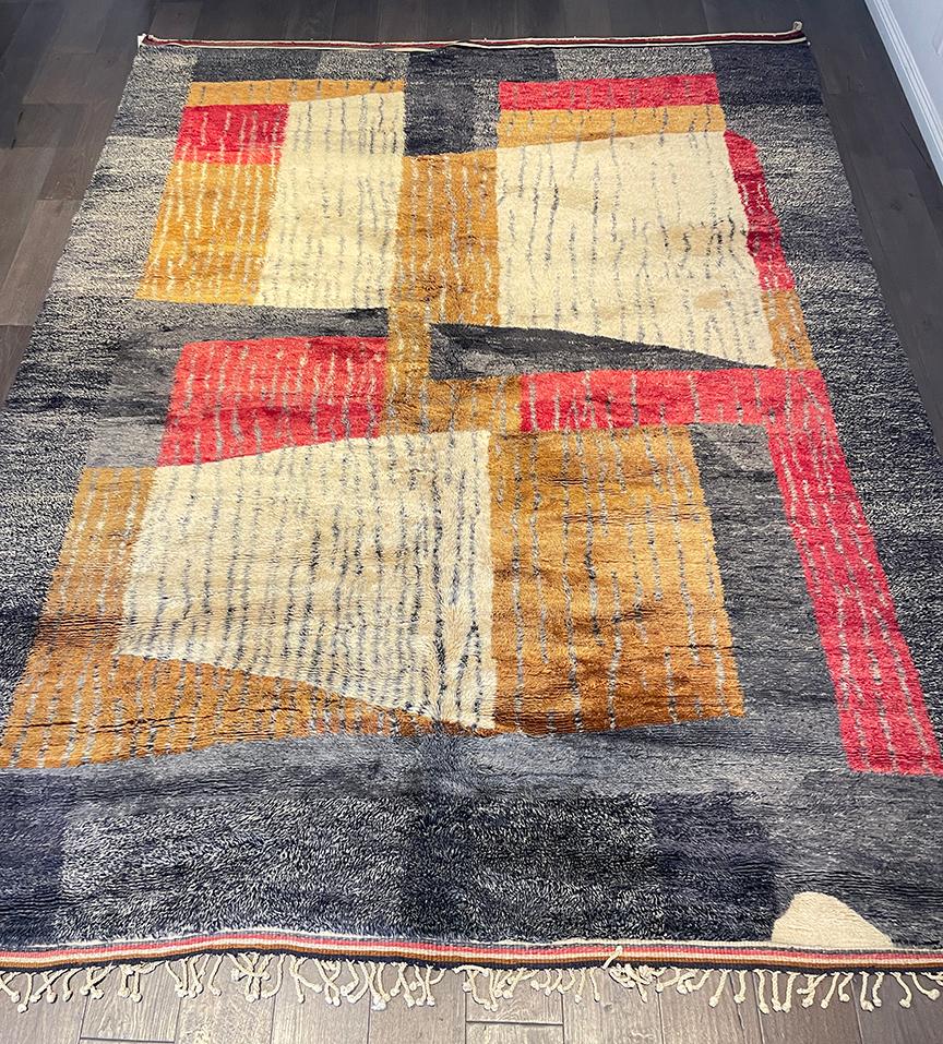 XXI secolo e contemporaneo Tappeto moderno marocchino di metà secolo, grigio avorio rosso e oro Silk Road Rug Inc in vendita