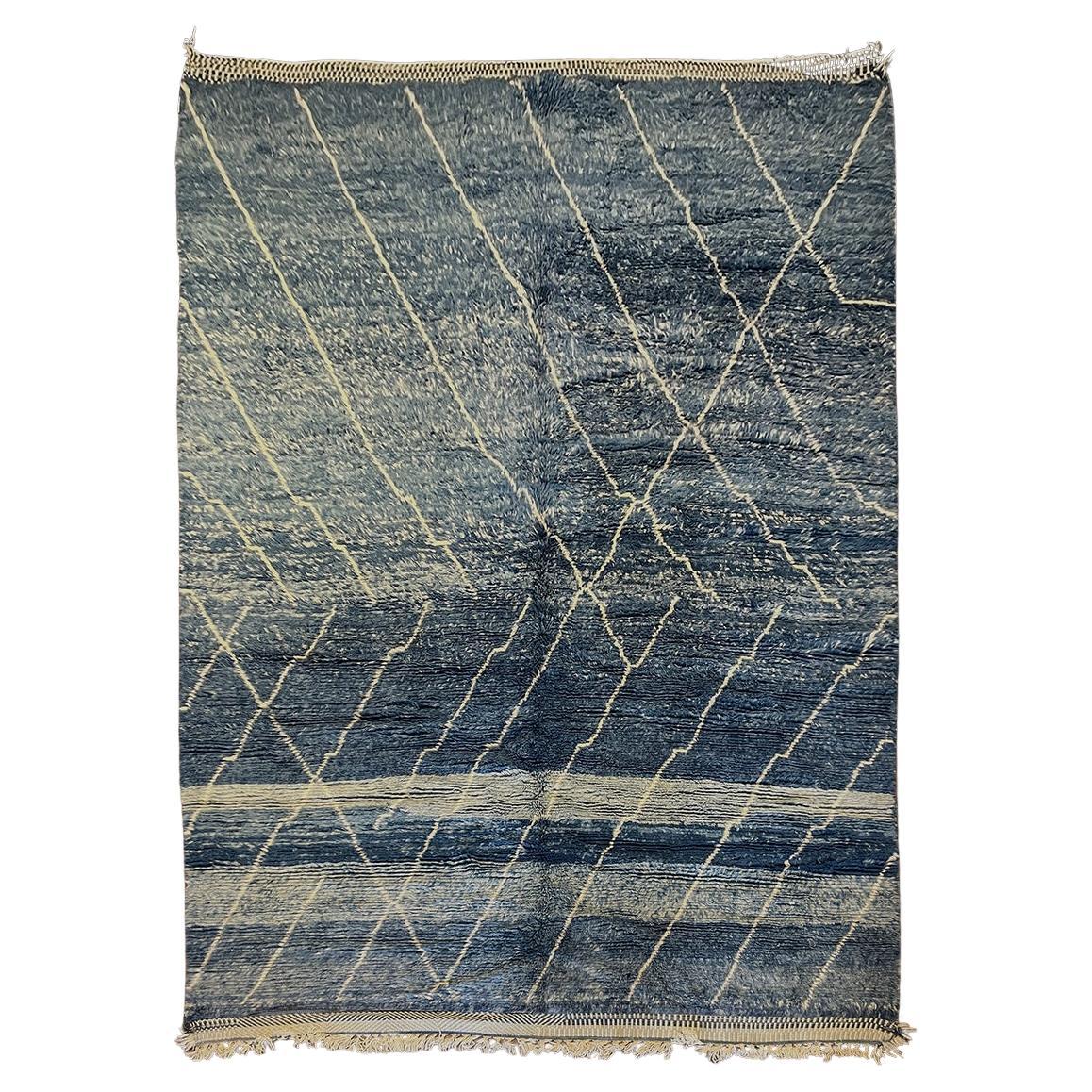 Moderne marokkanische Mitte Jahrhundert Himmel Blau & Elfenbein Bereich Teppich von Silk Road Rug Inc