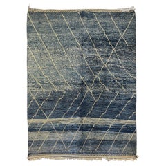 Tapis marocain moderne bleu ciel et ivoire du milieu du siècle dernier par Silk Road Rug Inc