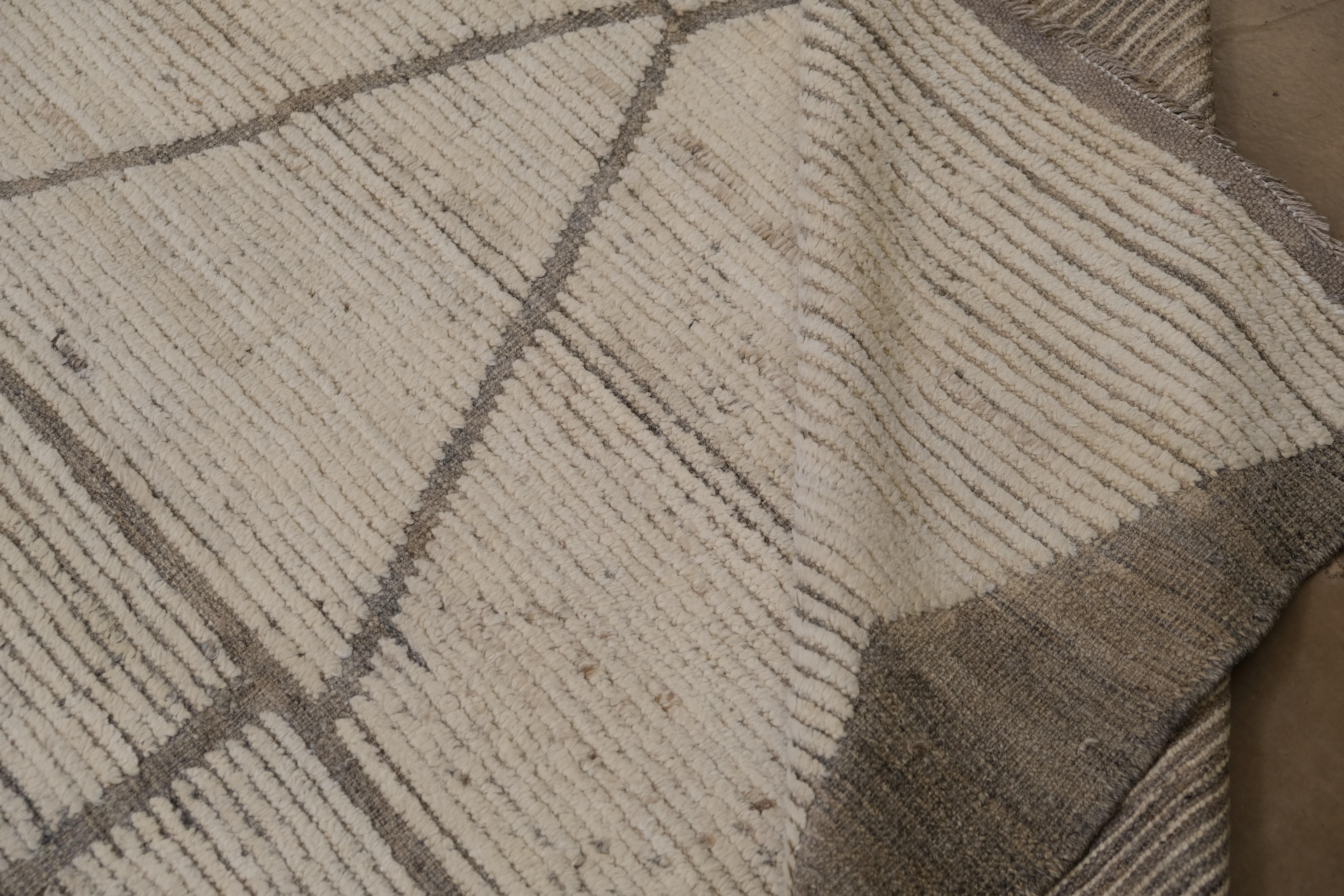 Tapis marocain moderne en laine neutre 15'x23' en vente 3