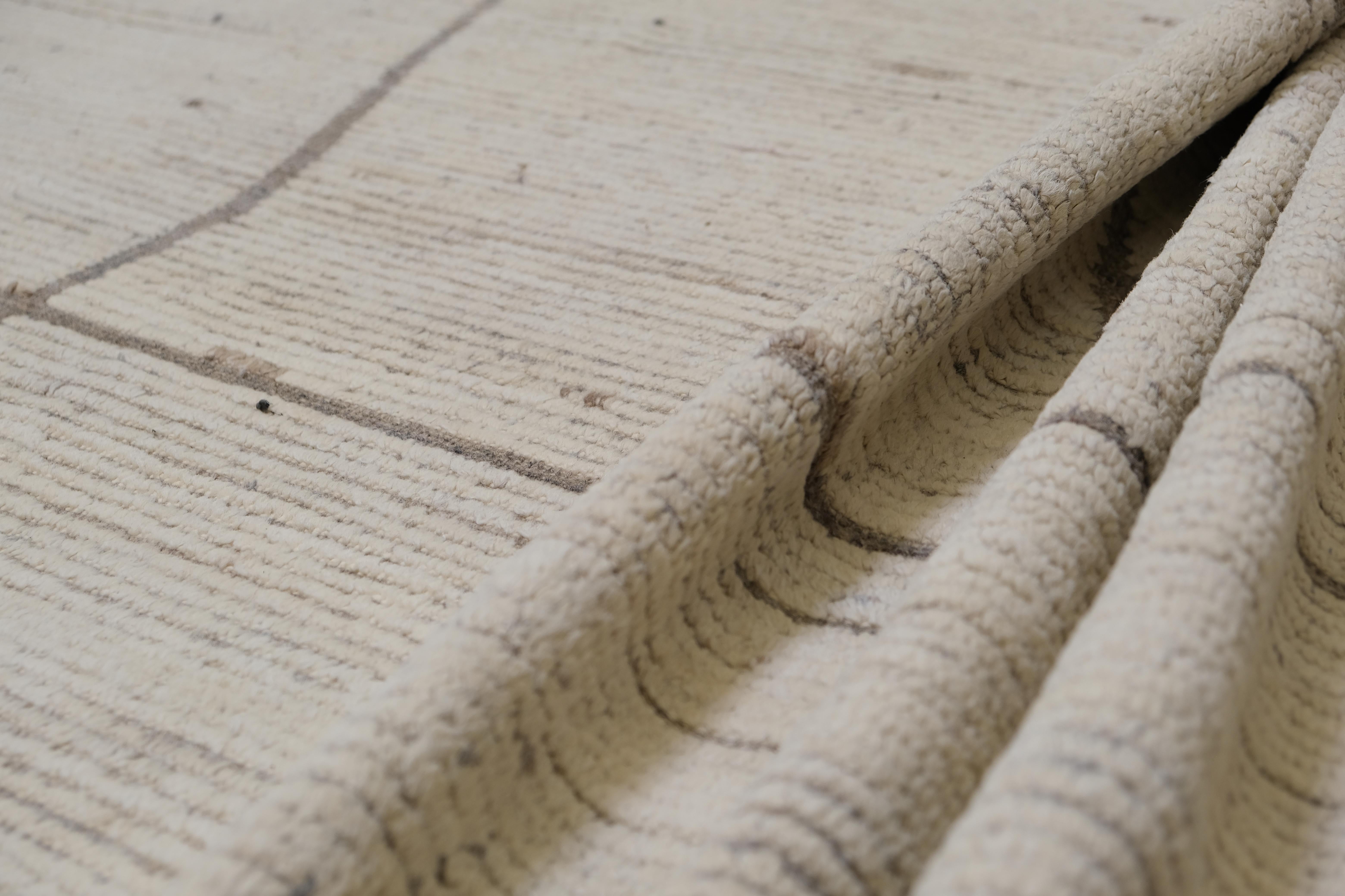 Scandinave moderne Tapis marocain moderne en laine neutre 15'x23' en vente