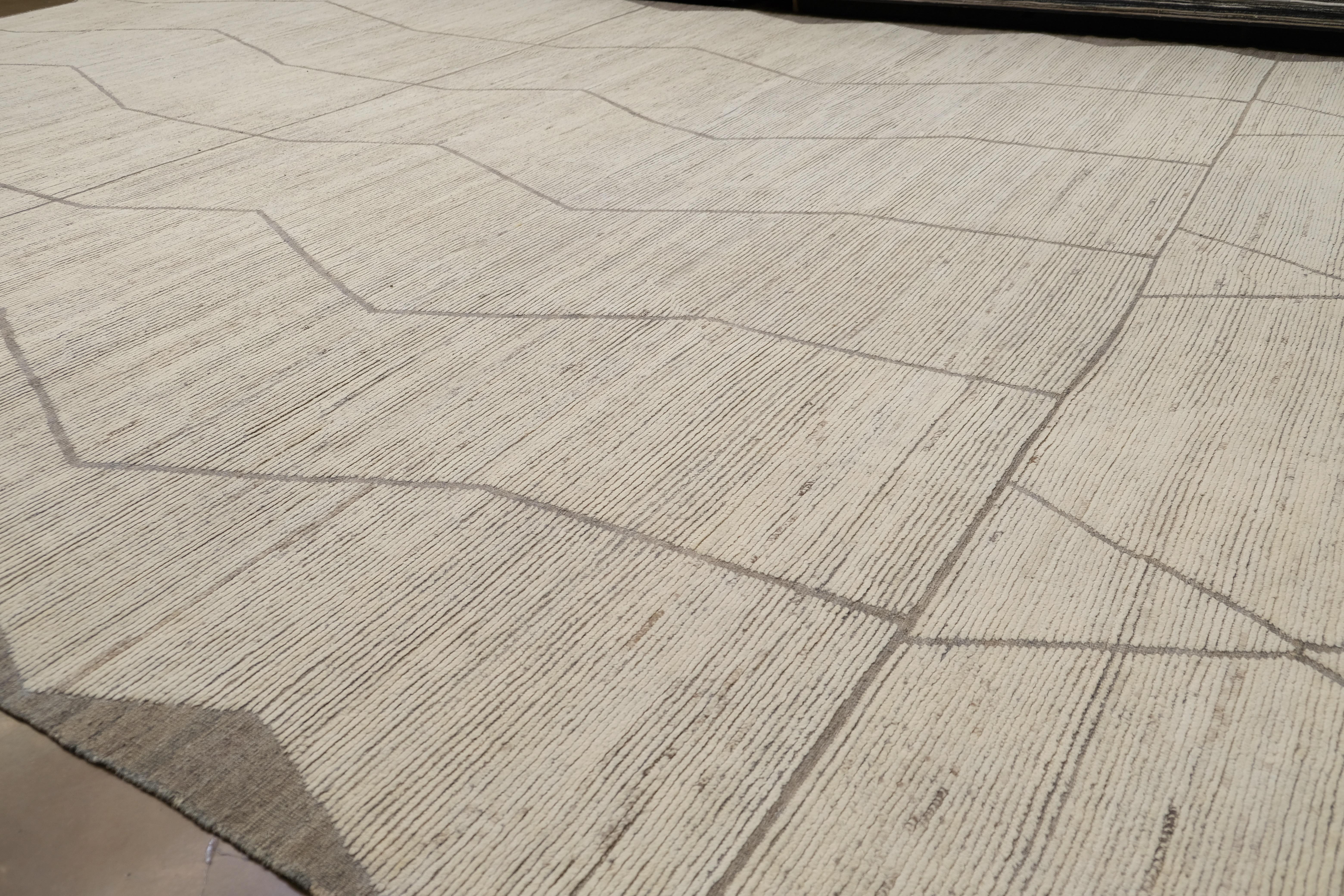Noué à la main Tapis marocain moderne en laine neutre 15'x23' en vente