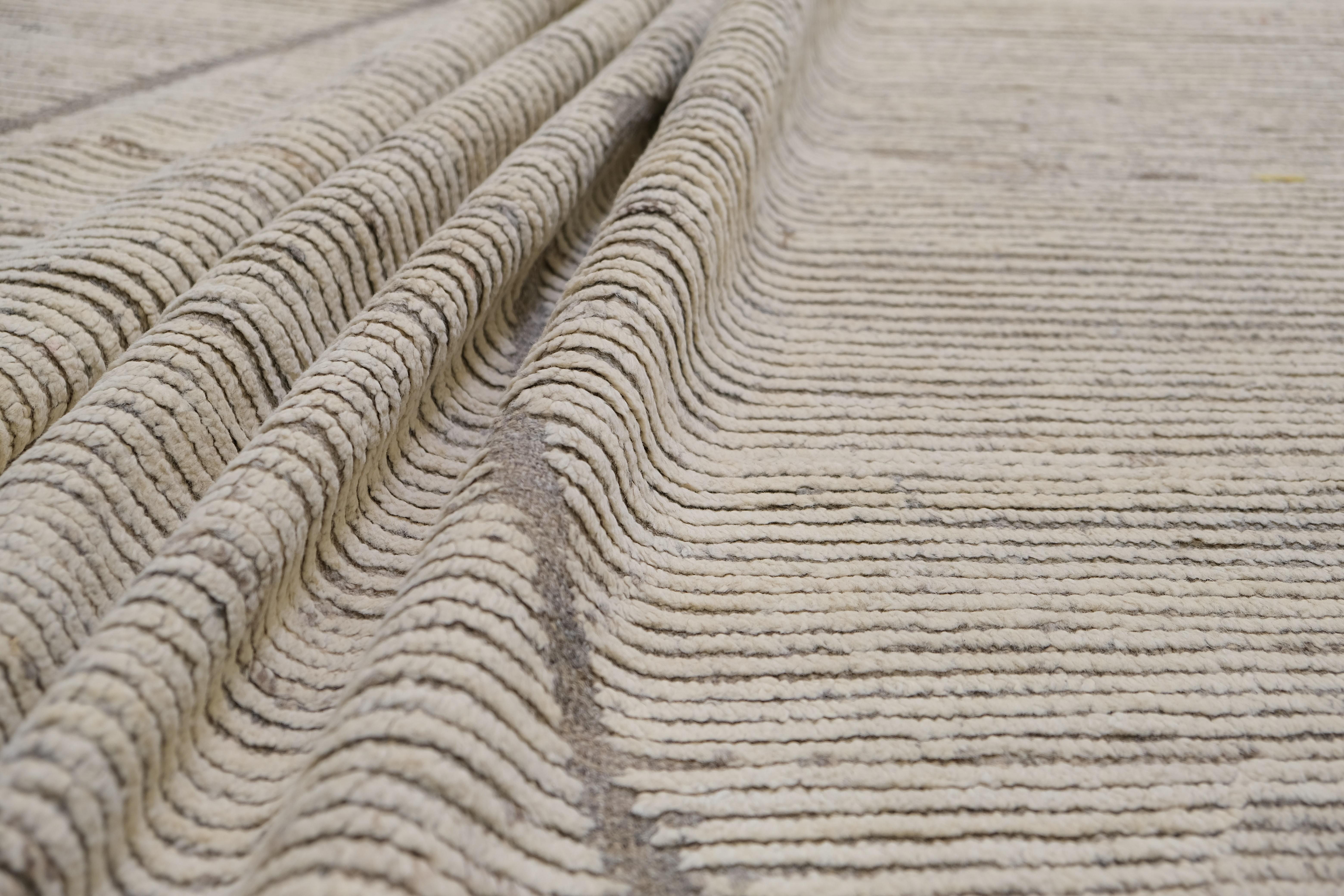 XXIe siècle et contemporain Tapis marocain moderne en laine neutre 15'x23' en vente