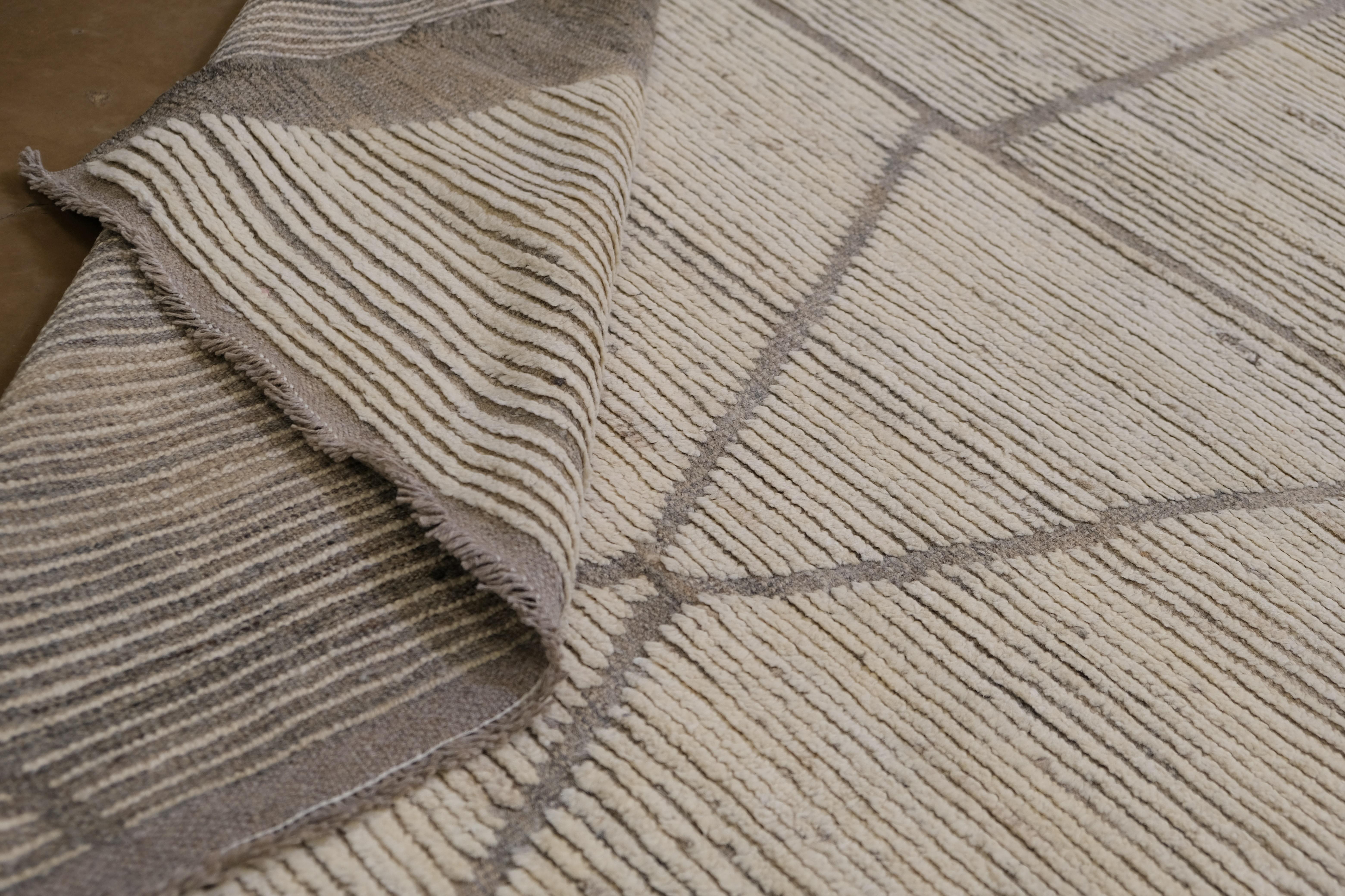 Laine Tapis marocain moderne en laine neutre 15'x23' en vente