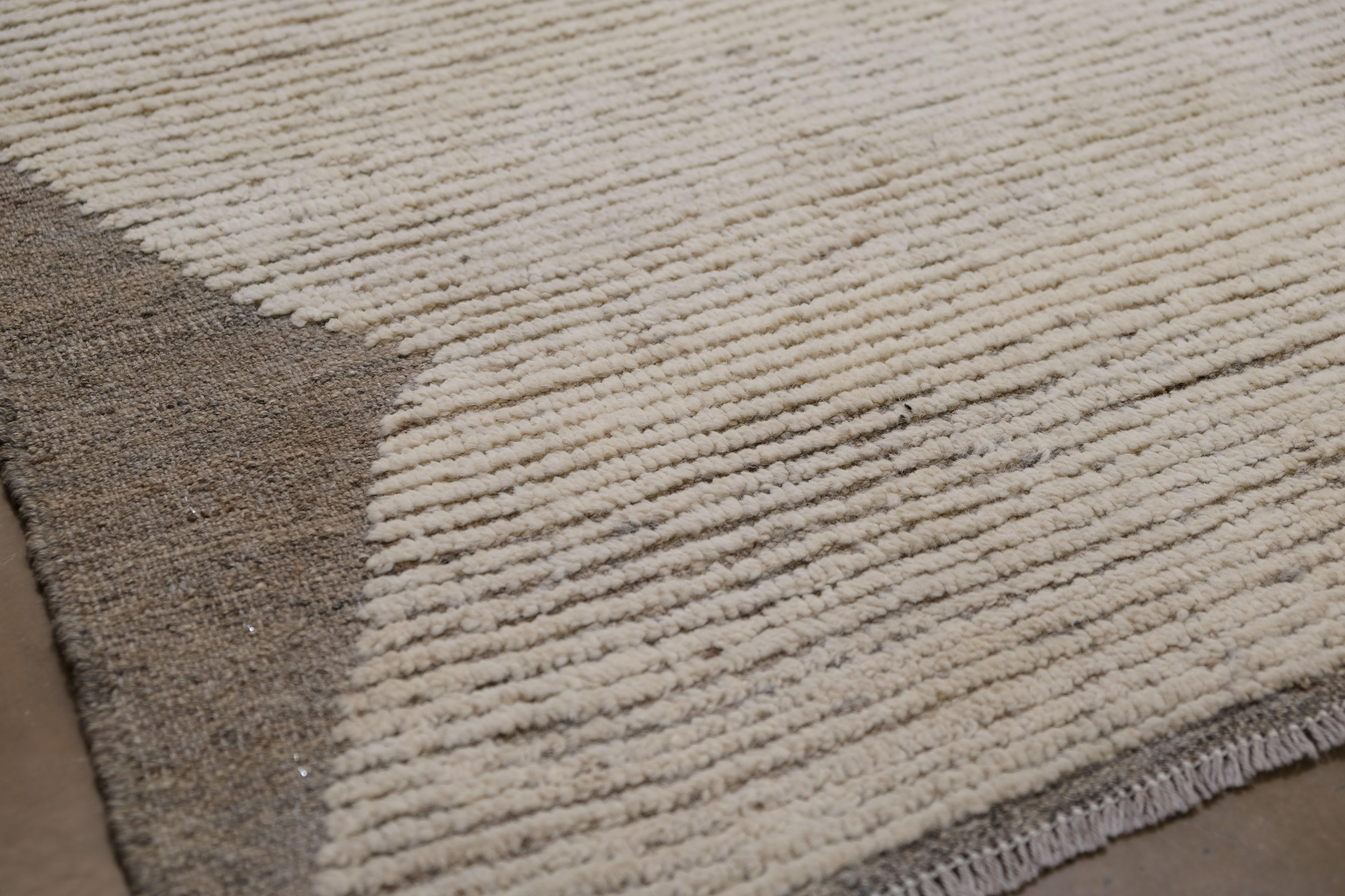 Tapis marocain moderne en laine neutre 15'x23' en vente 1