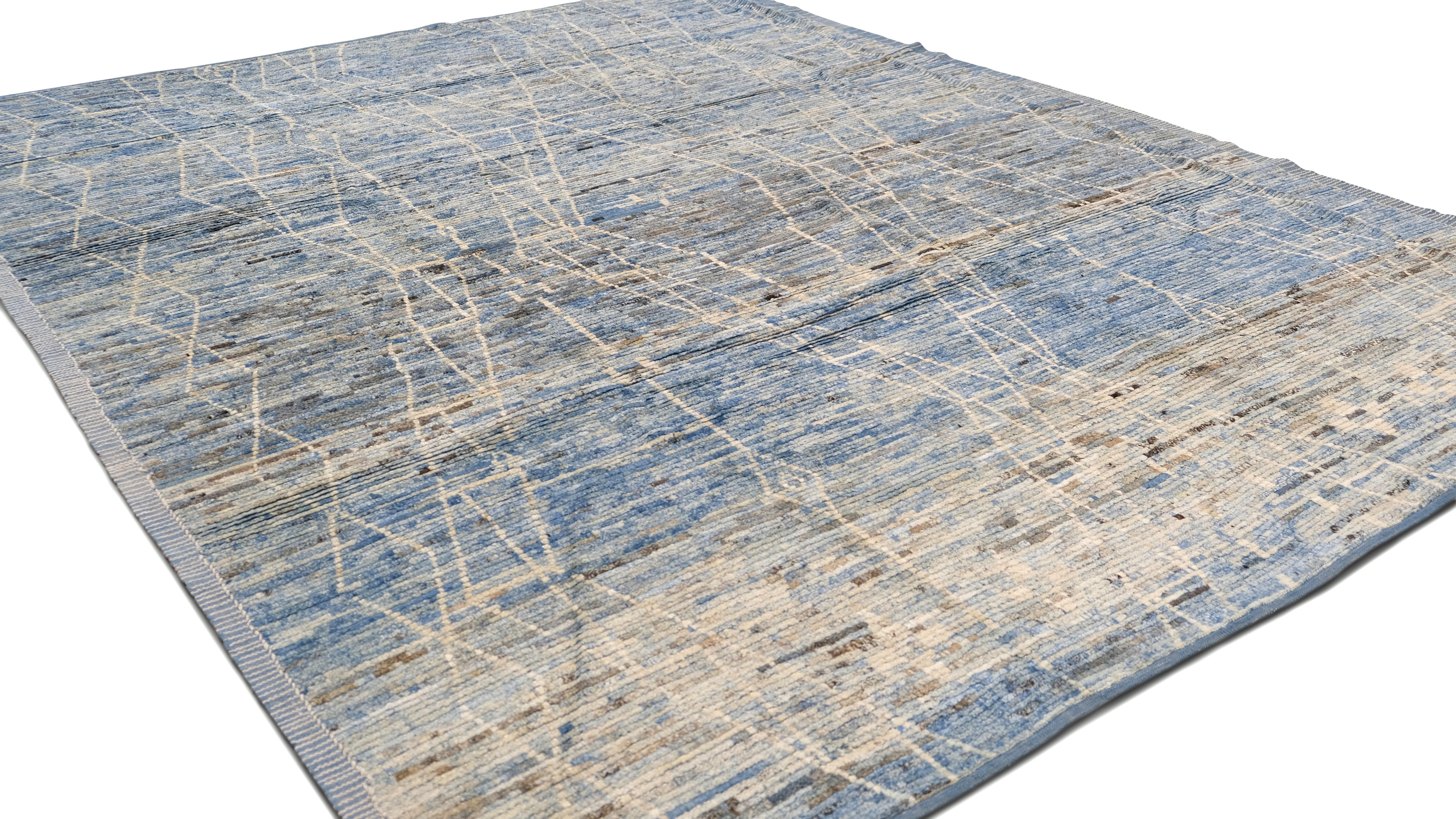 Moderner marokkanischer gemusterter blau getönter Wollteppich 9'6''x12' (Handgeknüpft) im Angebot