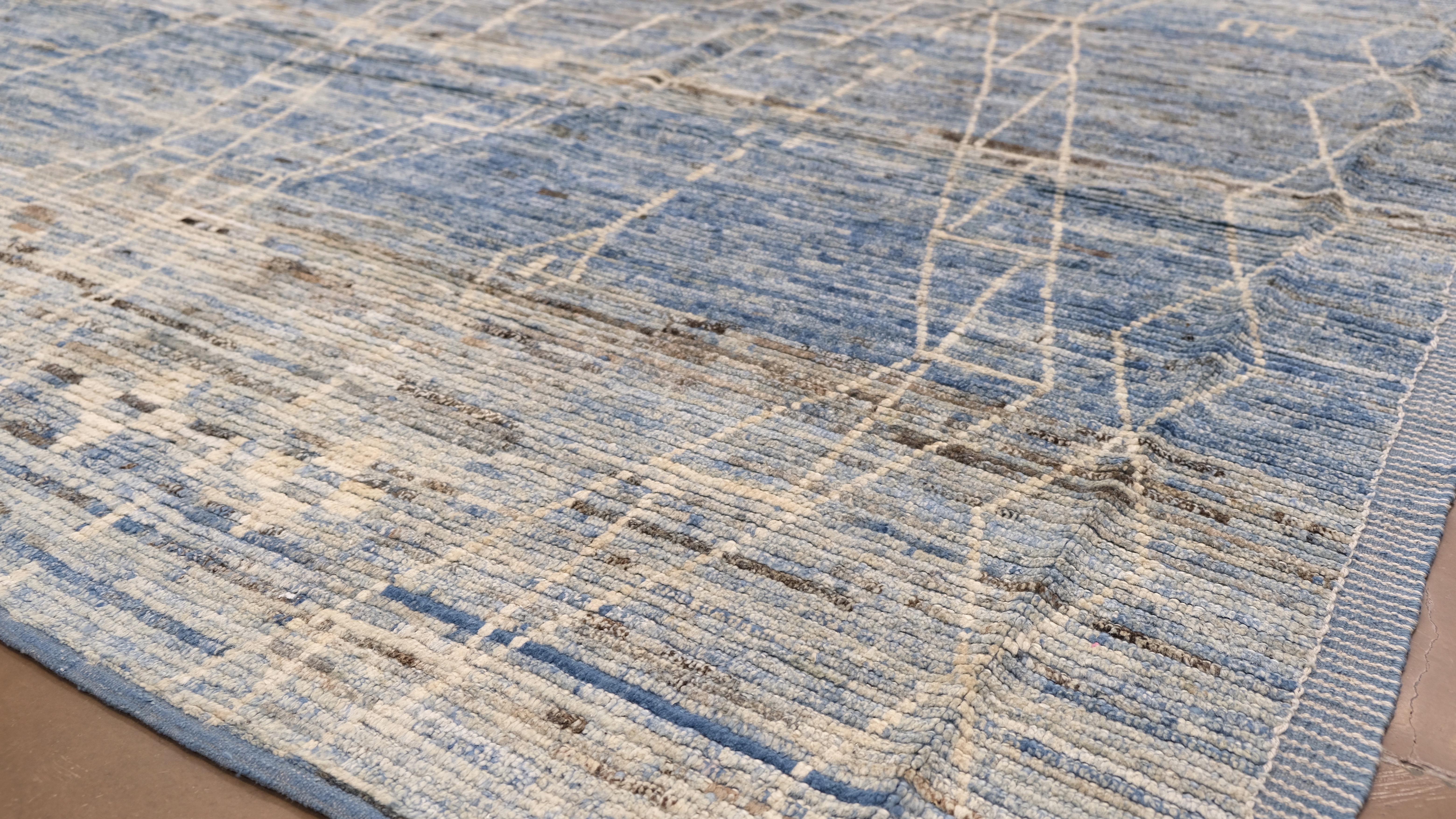 Moderner marokkanischer gemusterter blau getönter Wollteppich 9'6''x12' im Zustand „Neu“ im Angebot in Torrance, CA
