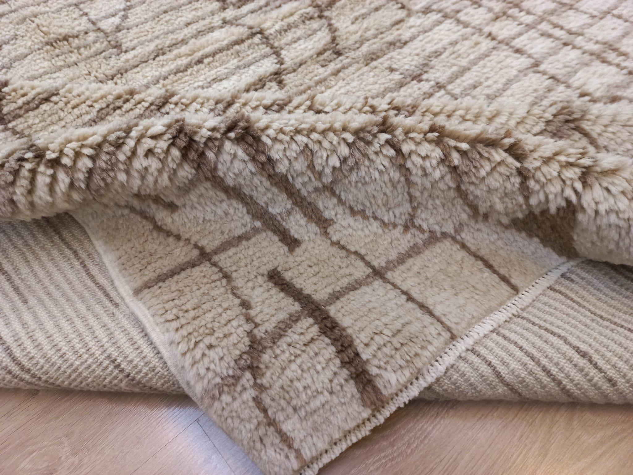 Moderner marokkanischer Teppich, 100 % natürliche, unbefärbte Wolle, handgeknüpfter Tulu-Teppich (21. Jahrhundert und zeitgenössisch) im Angebot