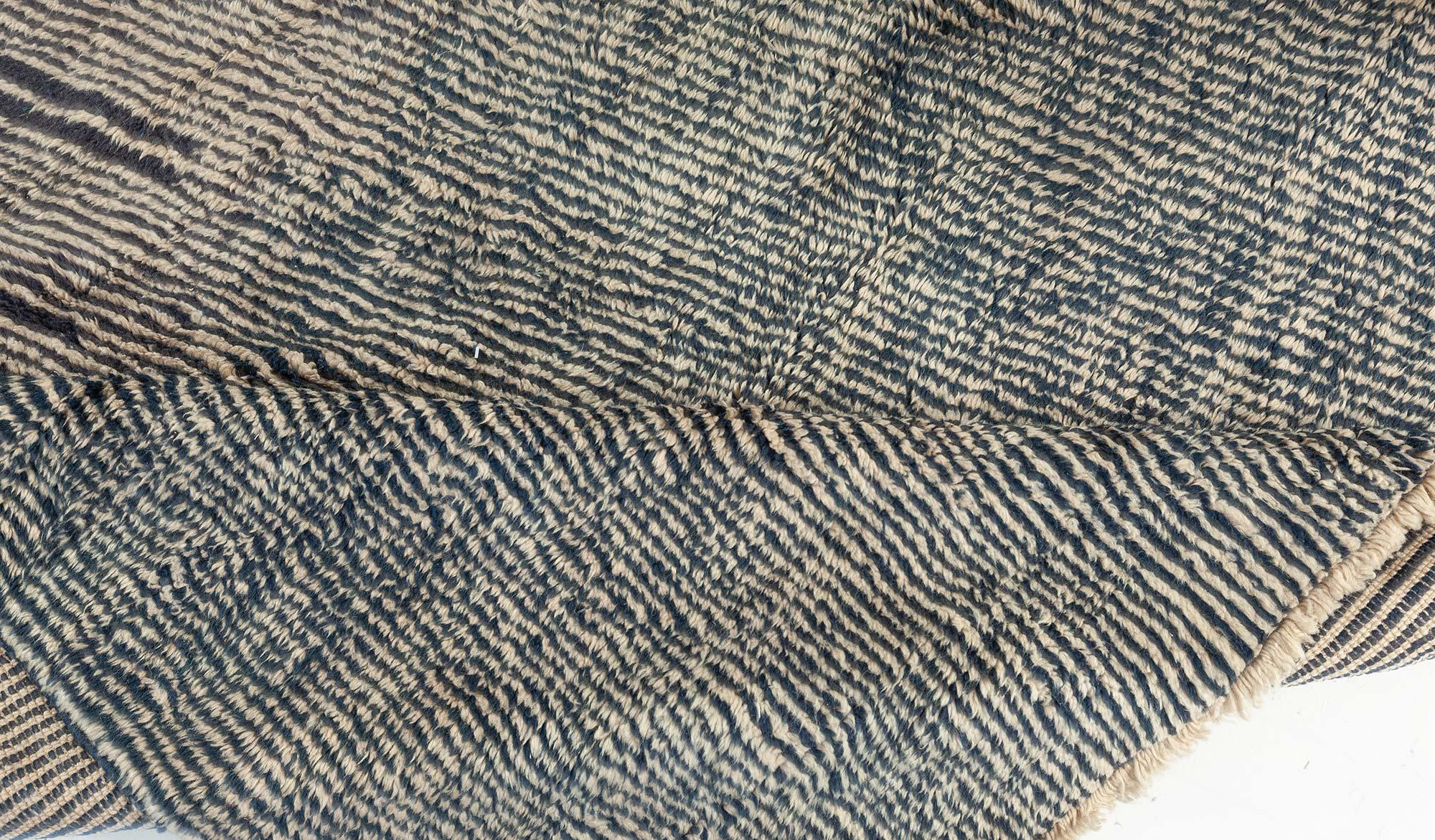 Moderner marokkanischer Teppich von Doris Leslie Blau.
Größe: 10'3