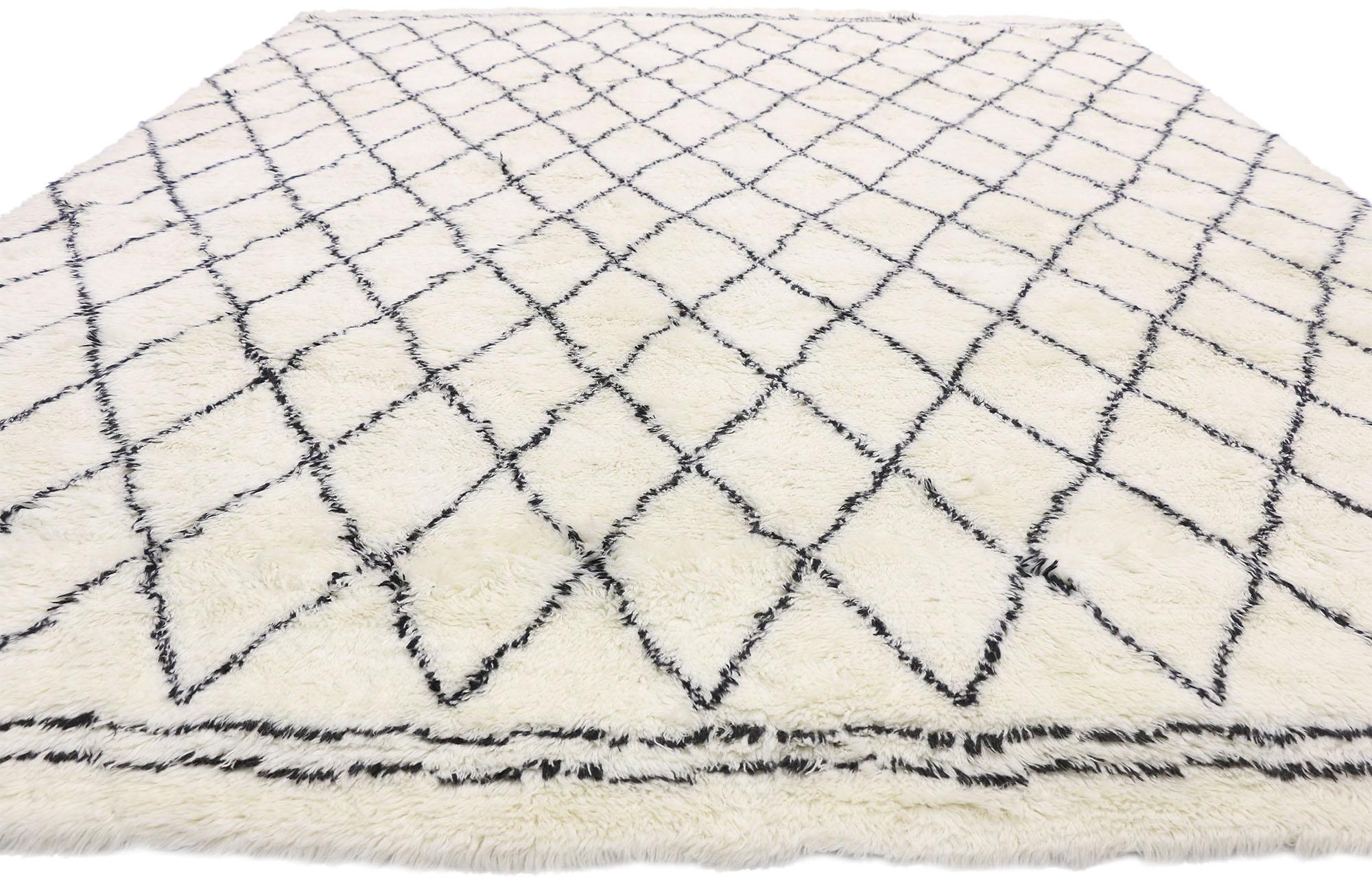 Moderner marokkanischer Teppich, Cozy Cohesiveness Meets Soft and Subtle (Indisch) im Angebot