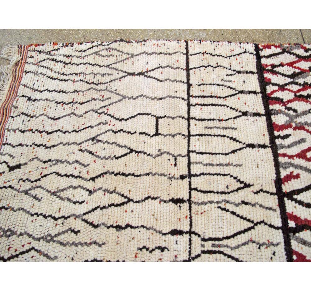 Moderner moderner marokkanischer Teppich im Angebot 2