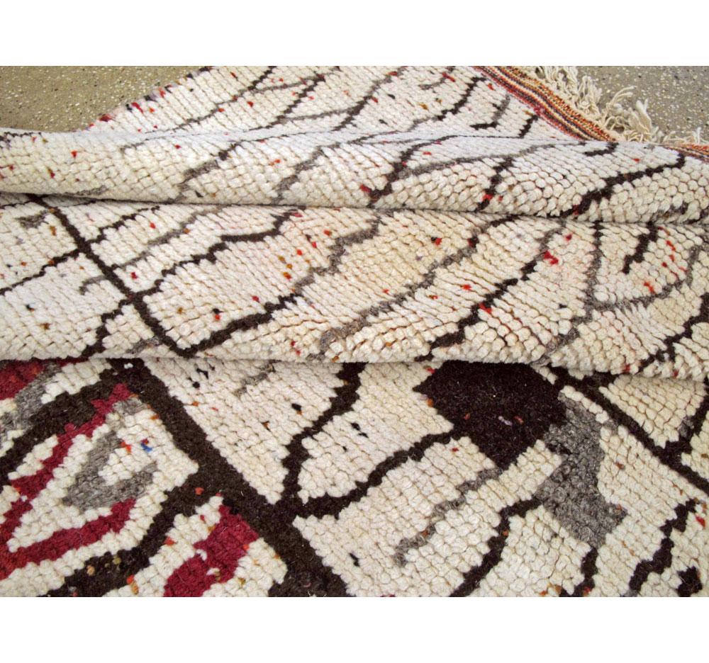 Moderner moderner marokkanischer Teppich im Angebot 3