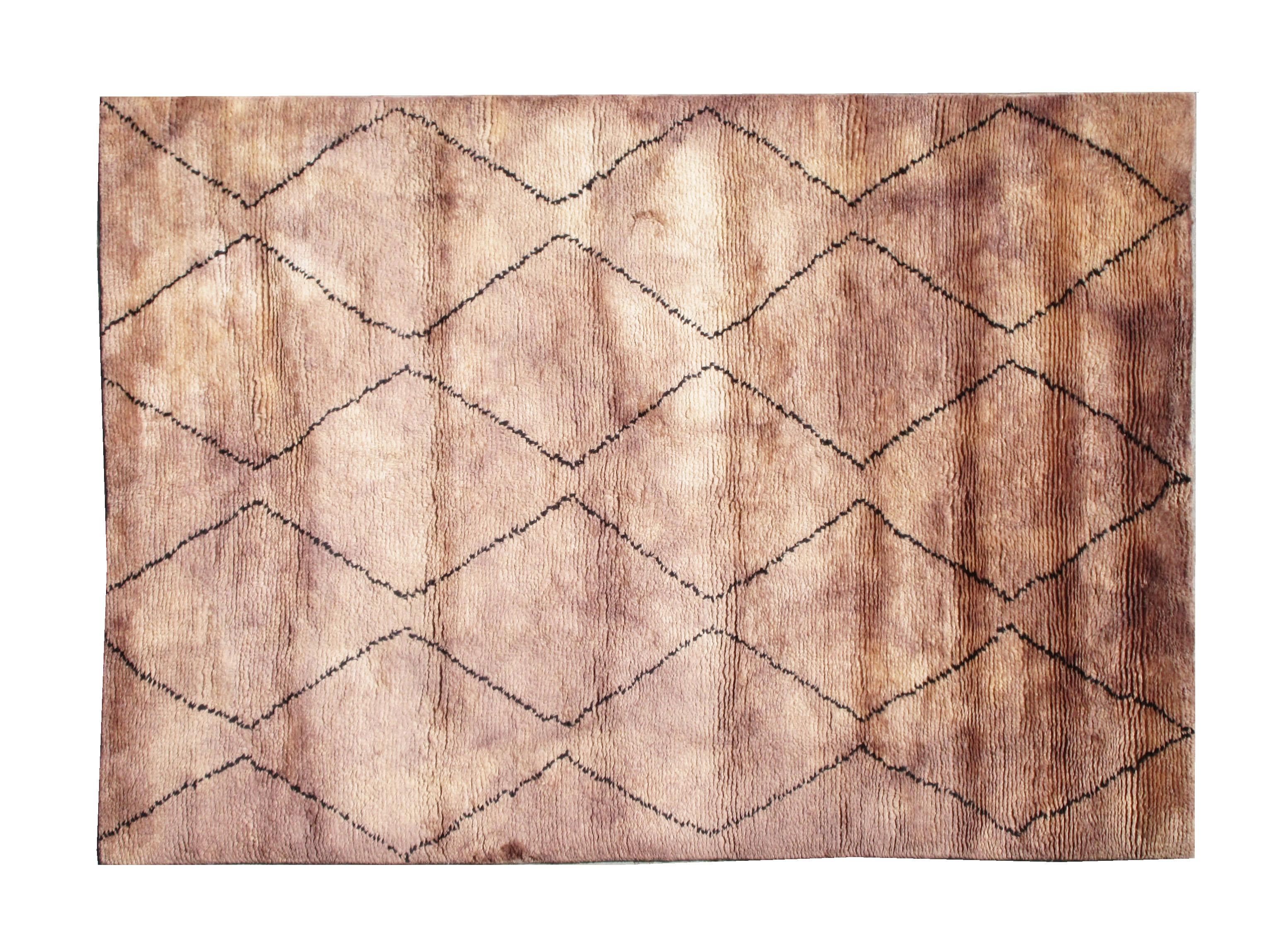 Pelo de lana anudado a mano sobre una base de algodón.

Dimensiones: 5'7