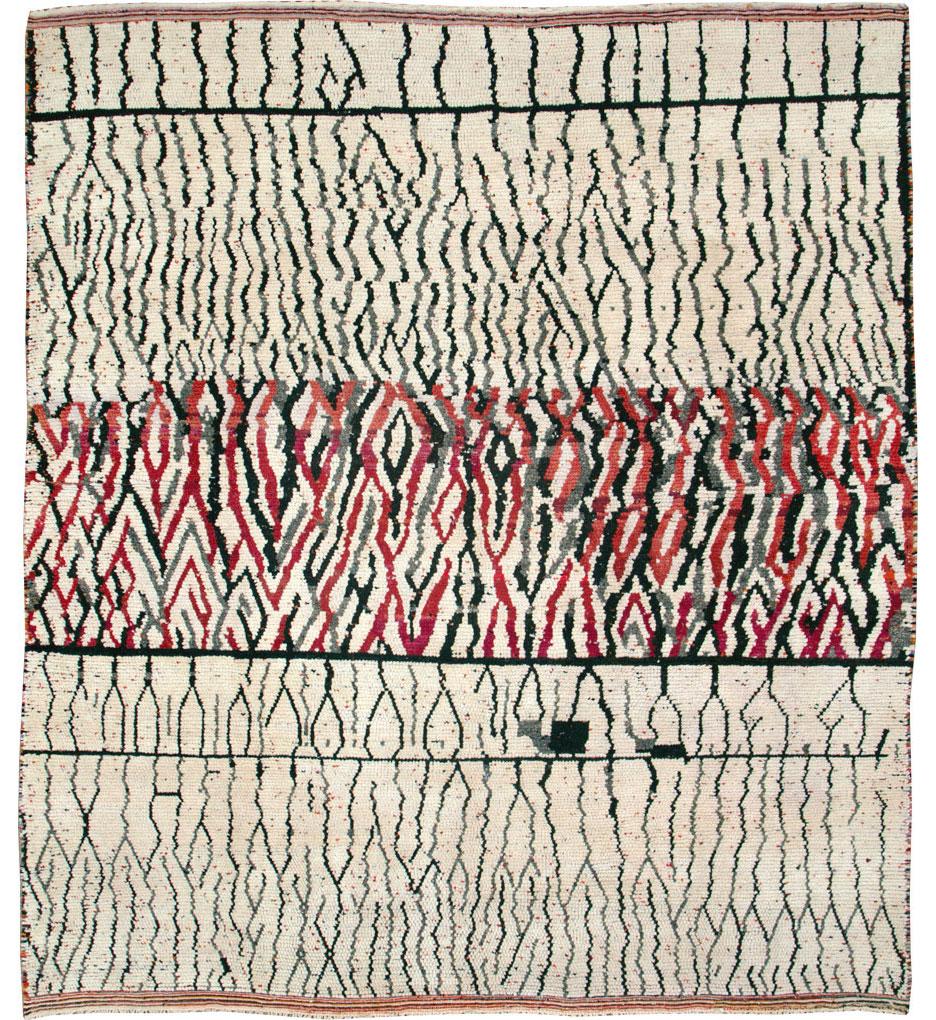 Ein moderner marokkanischer Teppich aus dem 21. Jahrhundert in Elfenbein, Rot, Schwarz und Grau.