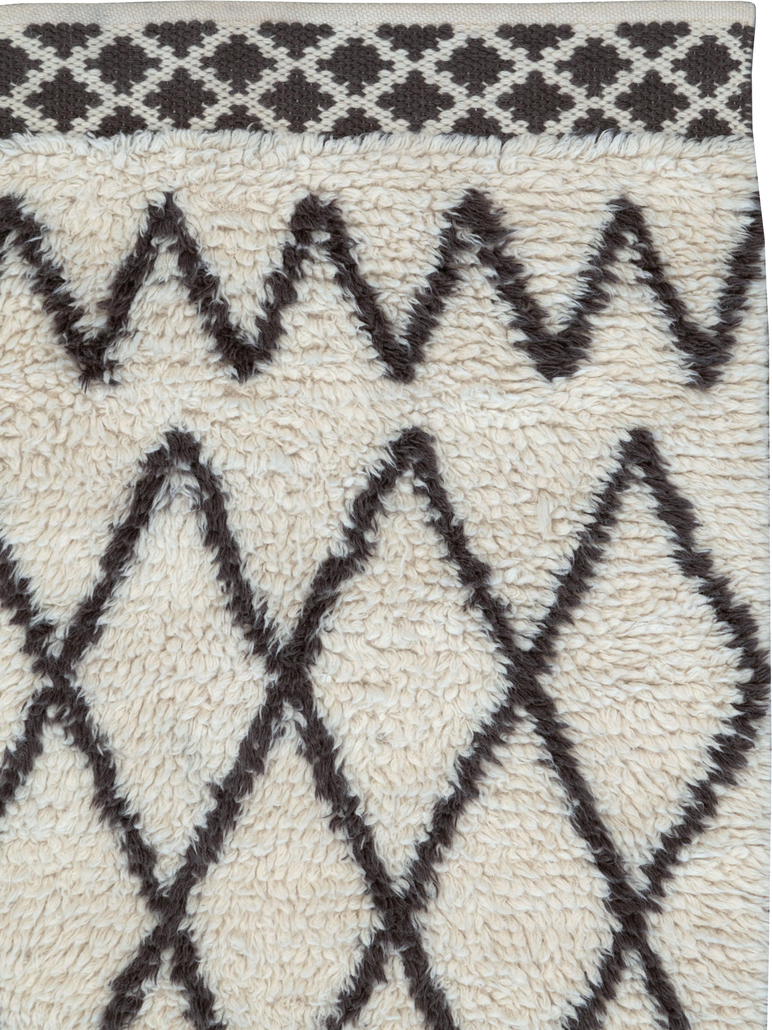 Moderner moderner marokkanischer Teppich (Stammeskunst) im Angebot