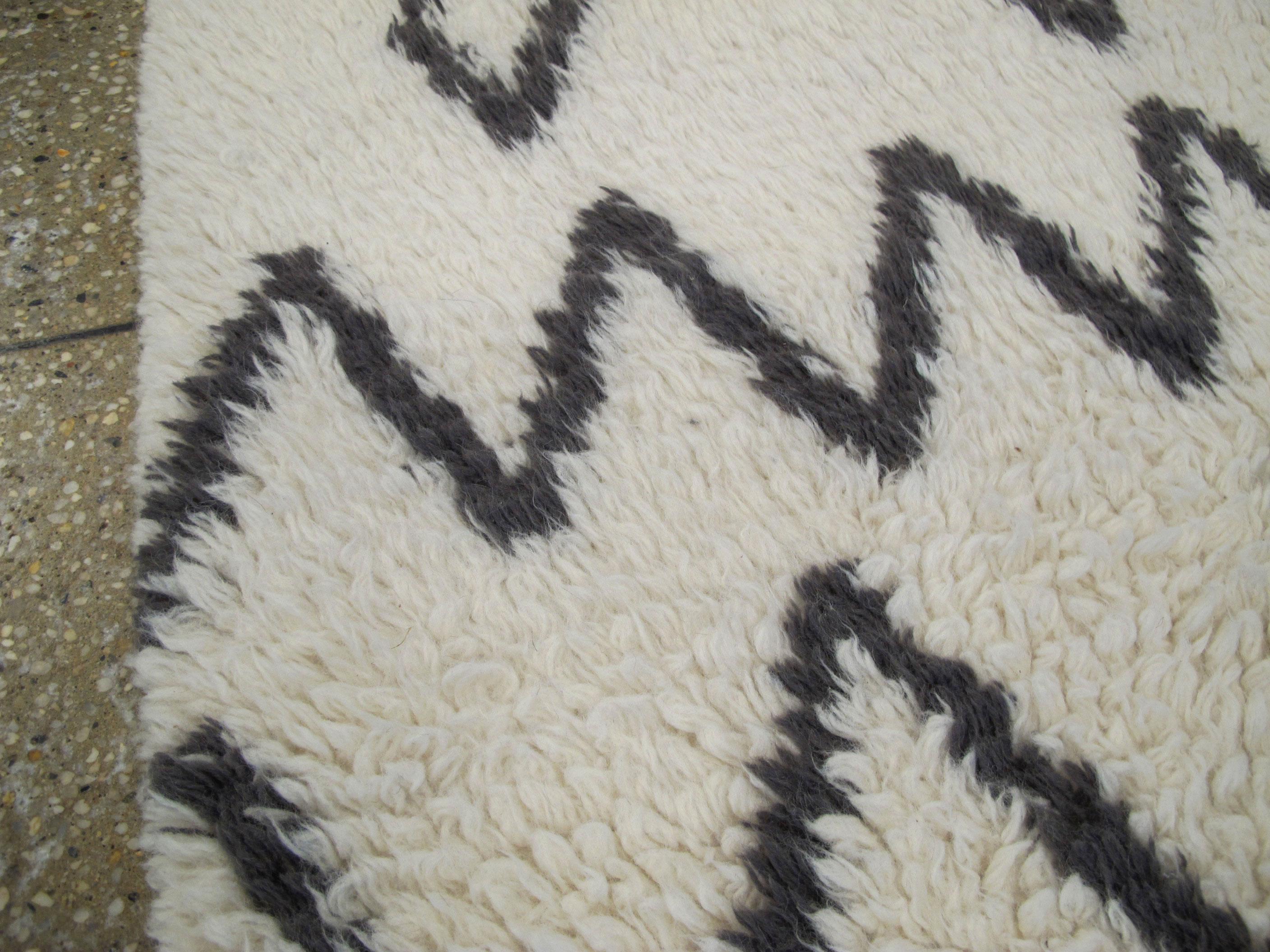 Modern Moroccan Rug In Excellent Condition For Sale In New York, NY