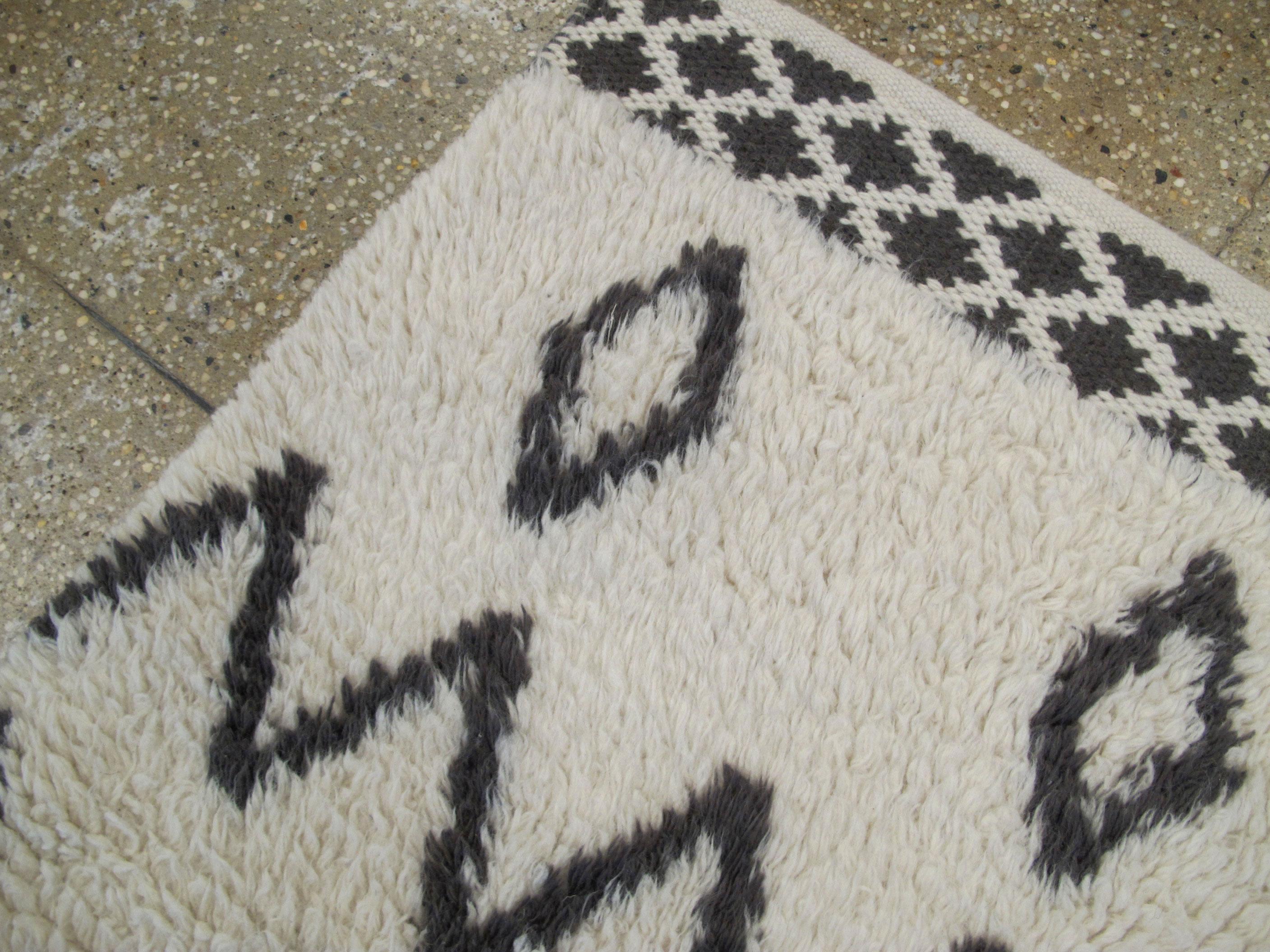 Moderner moderner marokkanischer Teppich im Zustand „Hervorragend“ im Angebot in New York, NY
