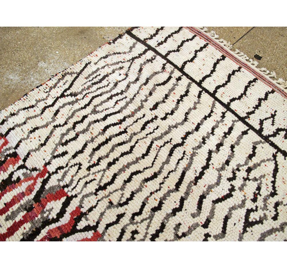 Moderner moderner marokkanischer Teppich (21. Jahrhundert und zeitgenössisch) im Angebot