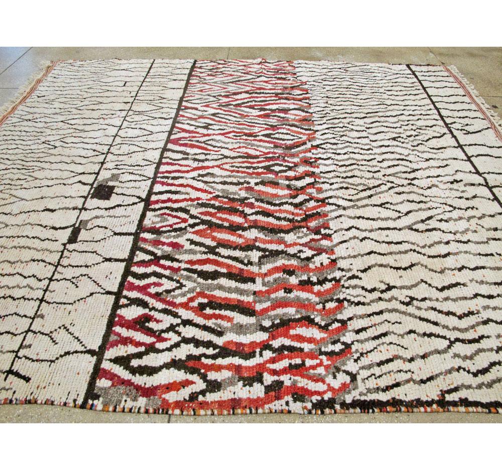 Moderner moderner marokkanischer Teppich im Angebot 1