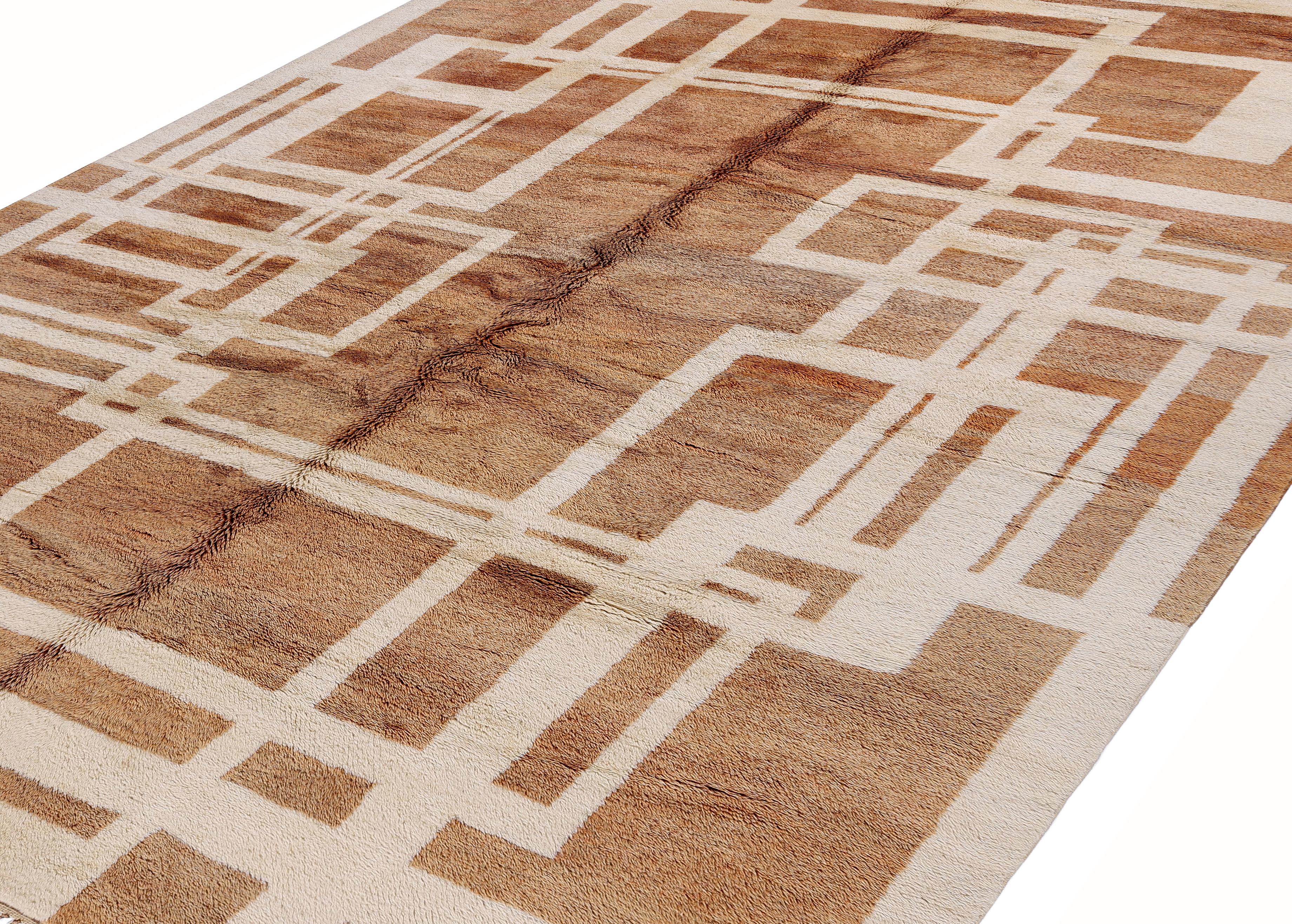Organico moderno Tappeto marocchino moderno - Lana annodata a mano con disegno geometrico astratto in vendita