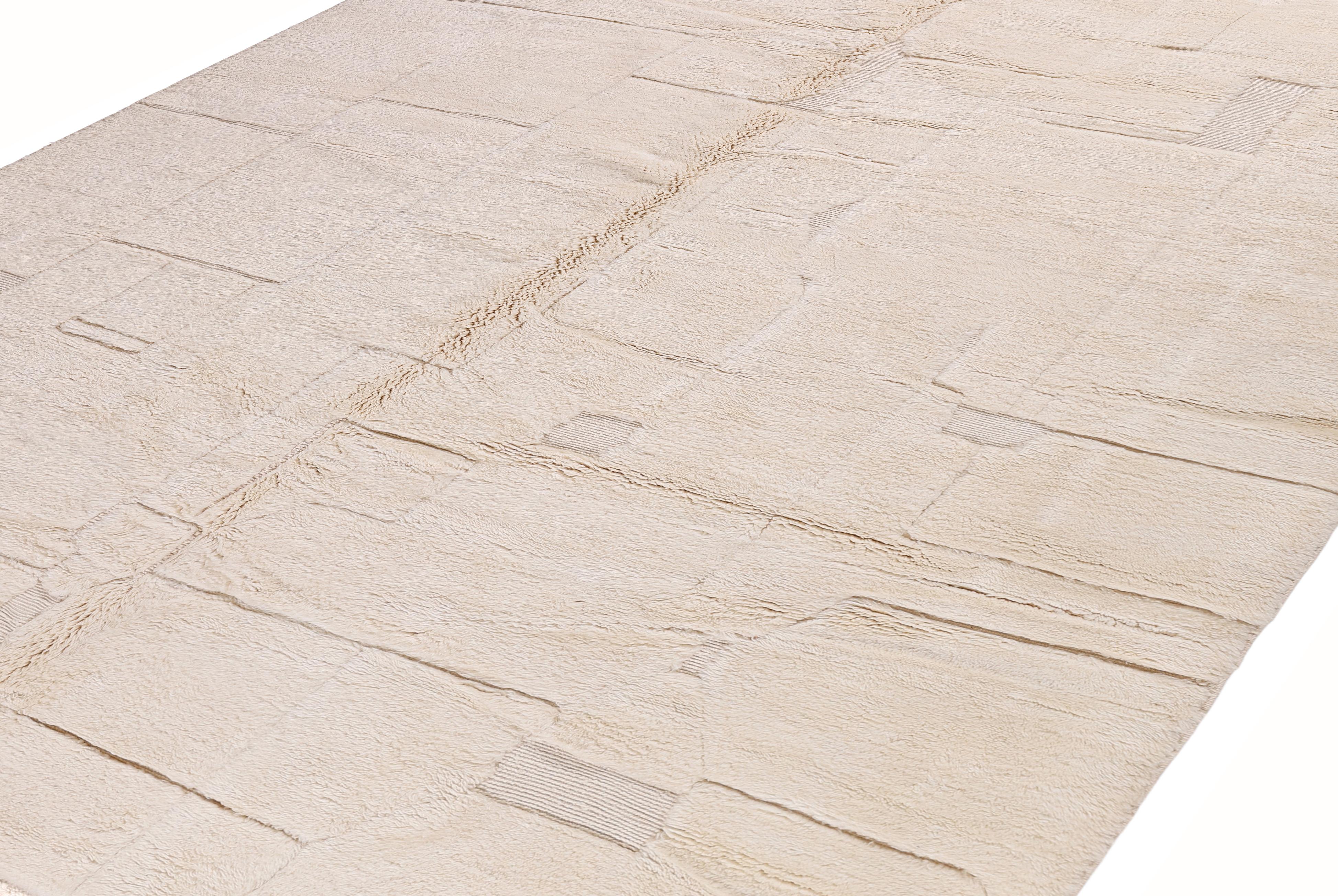 Organico moderno Tappeto marocchino moderno - Lana avorio con sottile motivo geometrico a rilievo in vendita