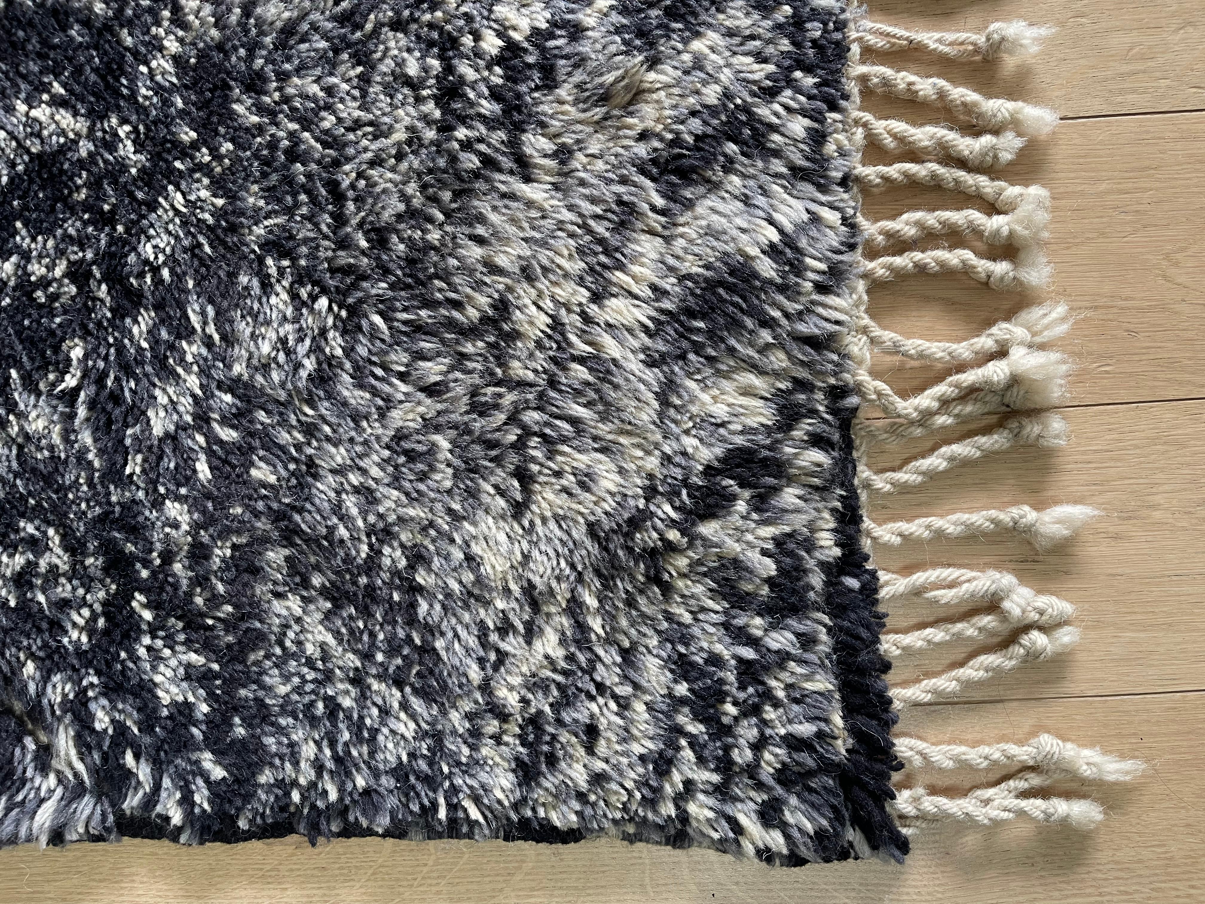 Moderner marokkanischer Teppich aus natürlicher Wolle von einem französischen Designer (Marokkanisch) im Angebot