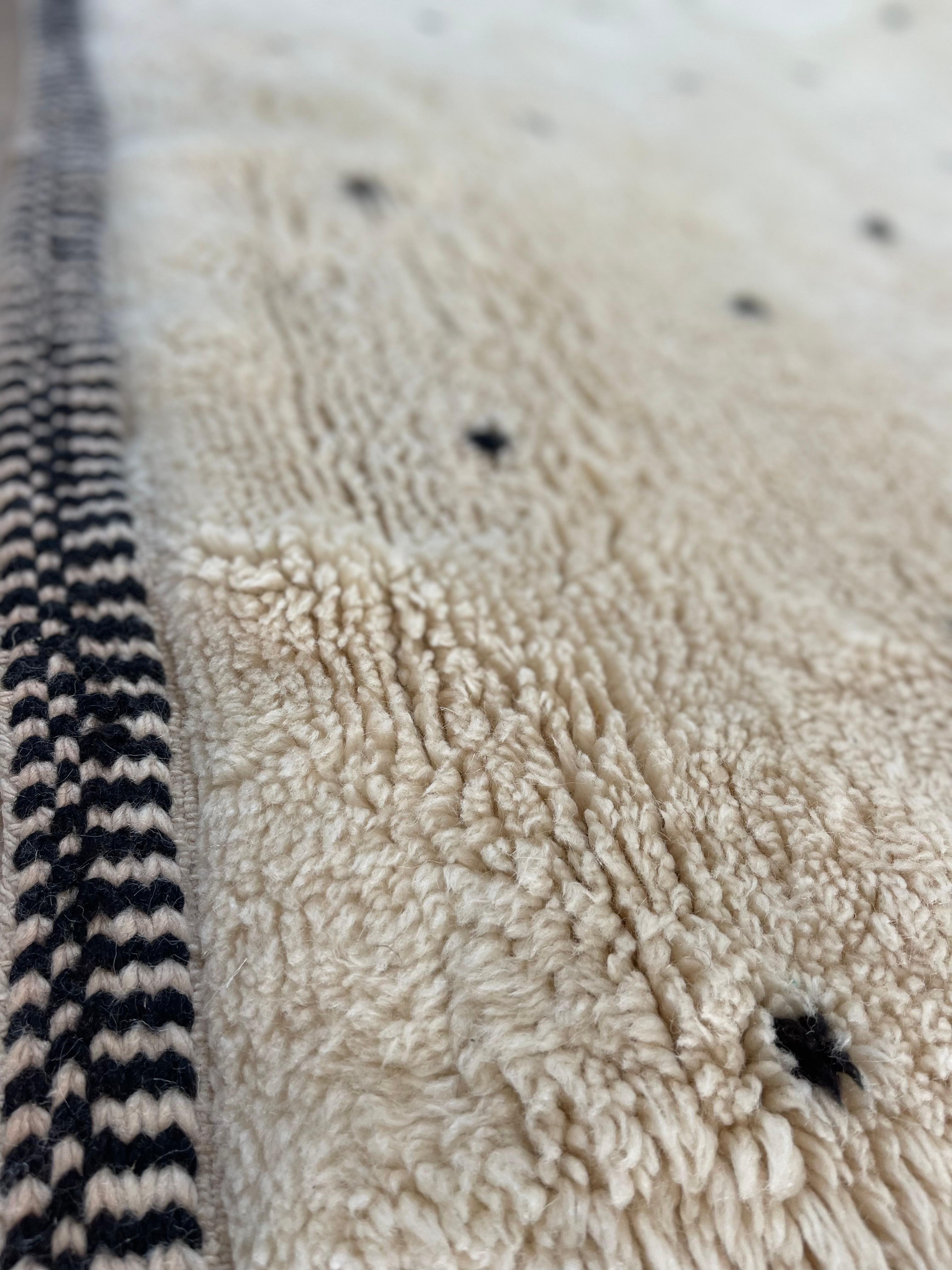 Moderner marokkanischer Teppich aus natürlicher Wolle von französischem Designer (21. Jahrhundert und zeitgenössisch) im Angebot