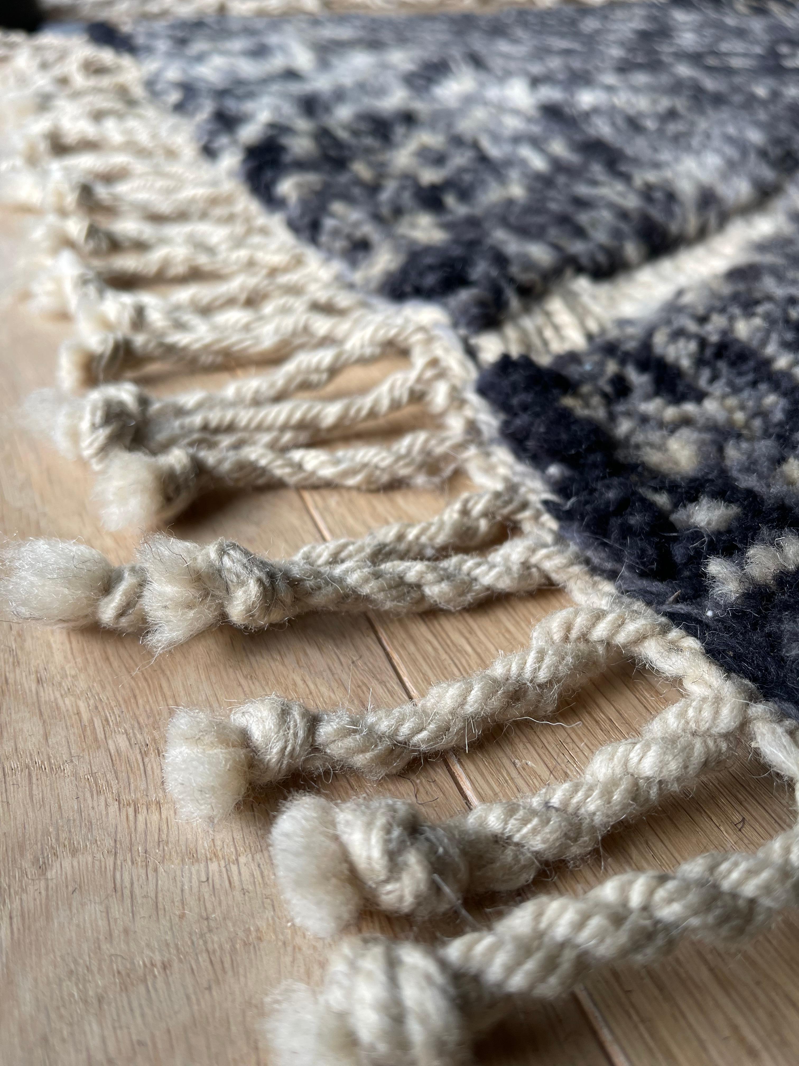 Moderner marokkanischer Teppich aus natürlicher Wolle von einem französischen Designer (21. Jahrhundert und zeitgenössisch) im Angebot