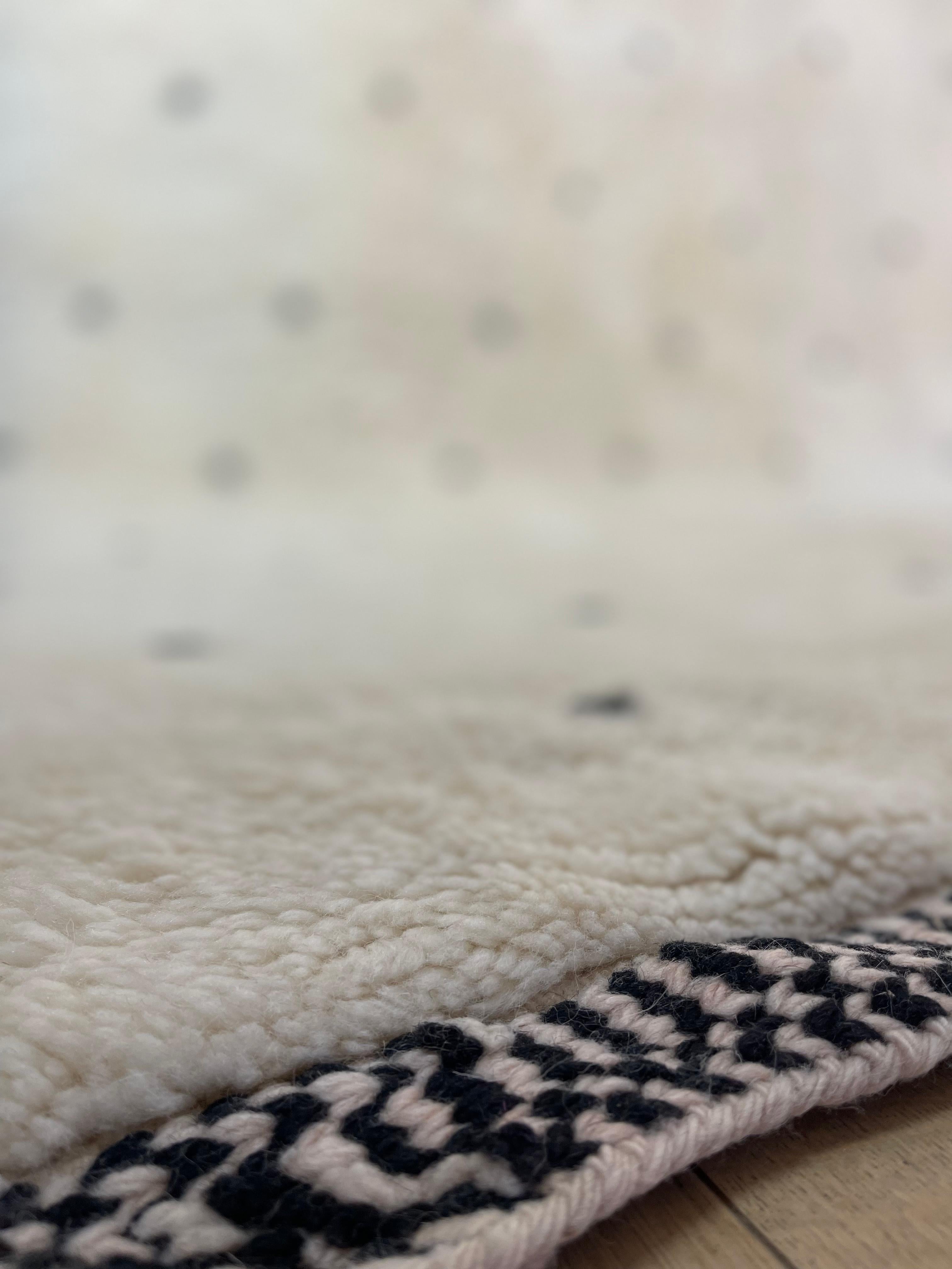 Moderner marokkanischer Teppich aus natürlicher Wolle von französischem Designer im Angebot 1