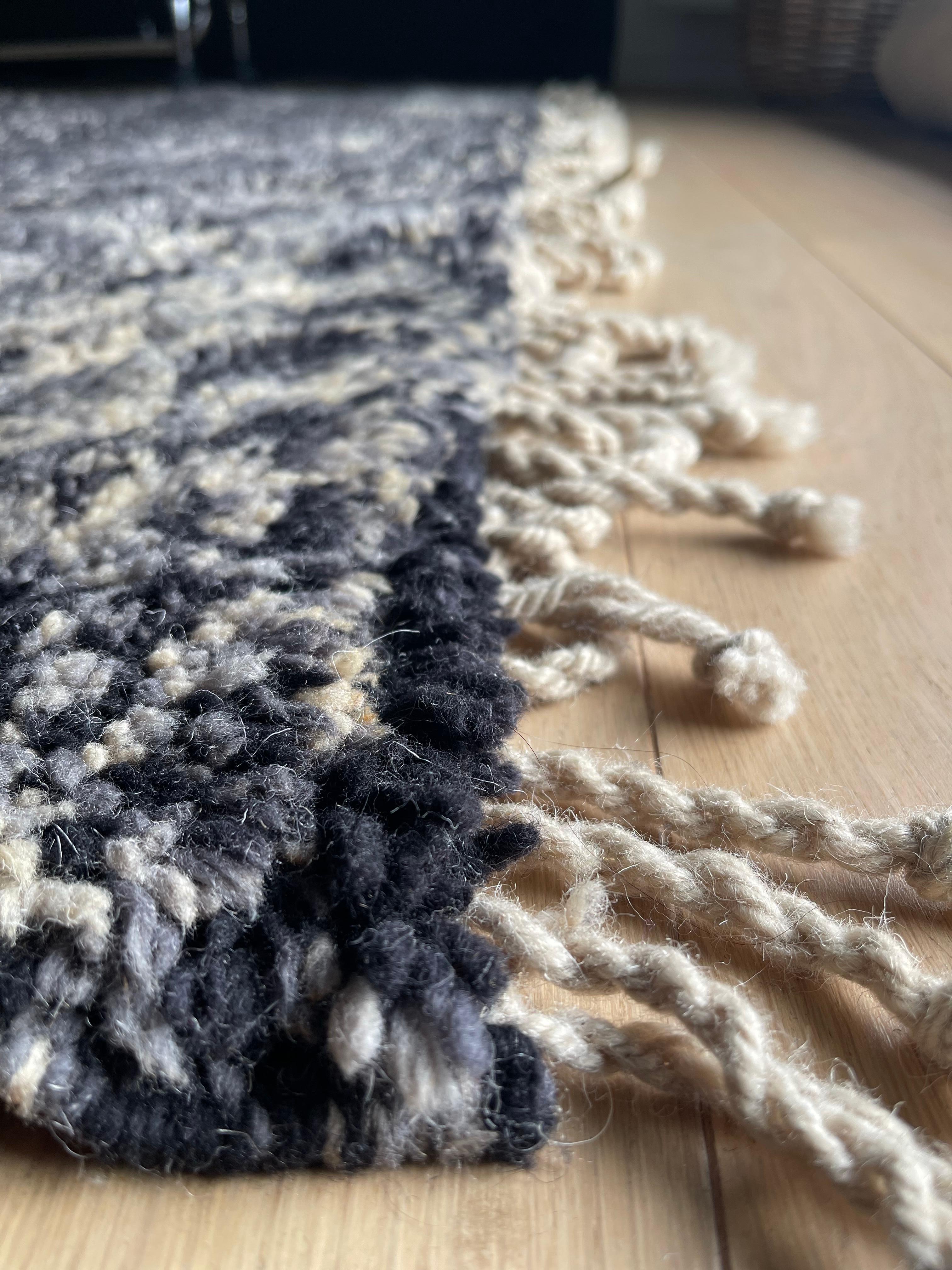 Moderner marokkanischer Teppich aus natürlicher Wolle von einem französischen Designer im Angebot 1