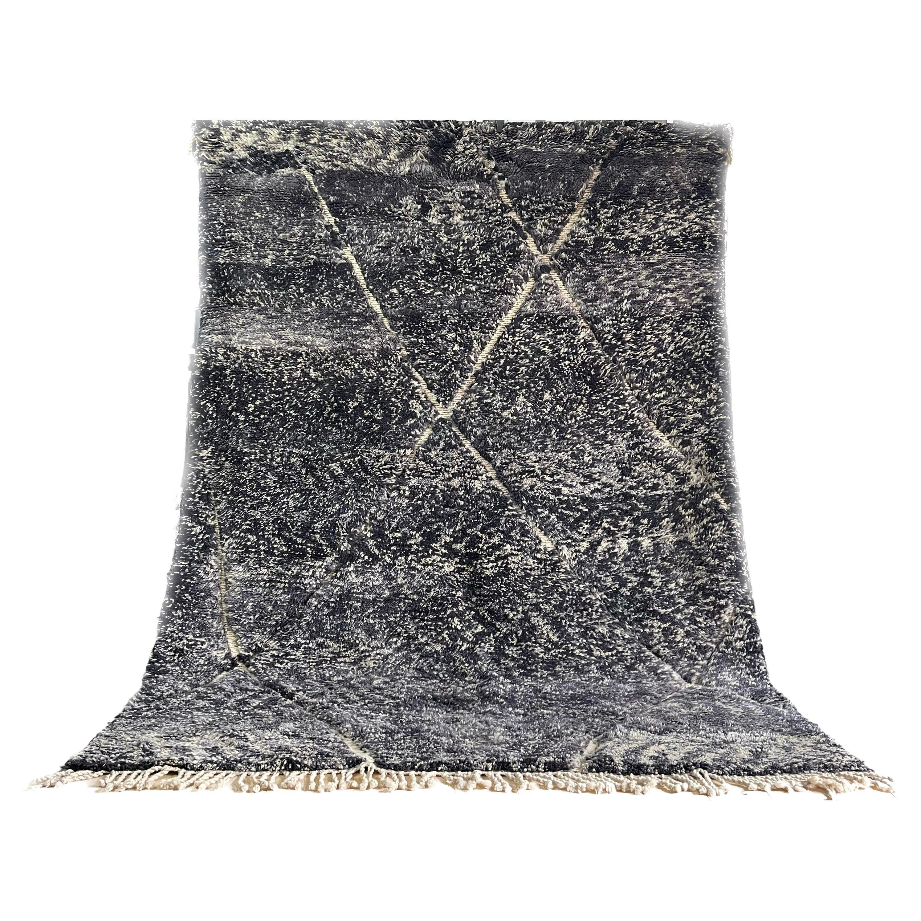 Moderner marokkanischer Teppich aus natürlicher Wolle von französischem Designer