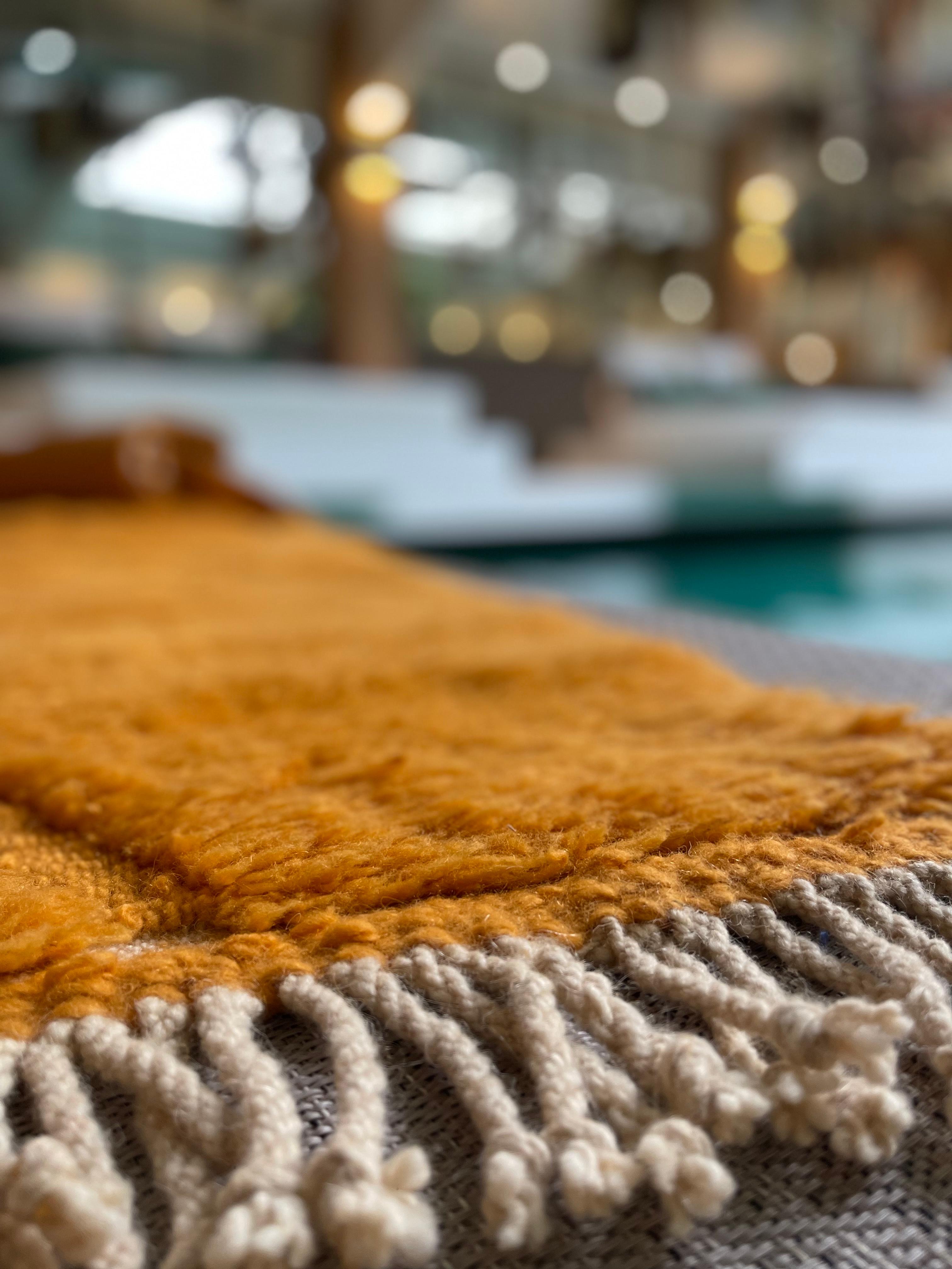 Moderner marokkanischer Teppich aus Naturwolle der französischen Designerin SD (Handgewebt) im Angebot