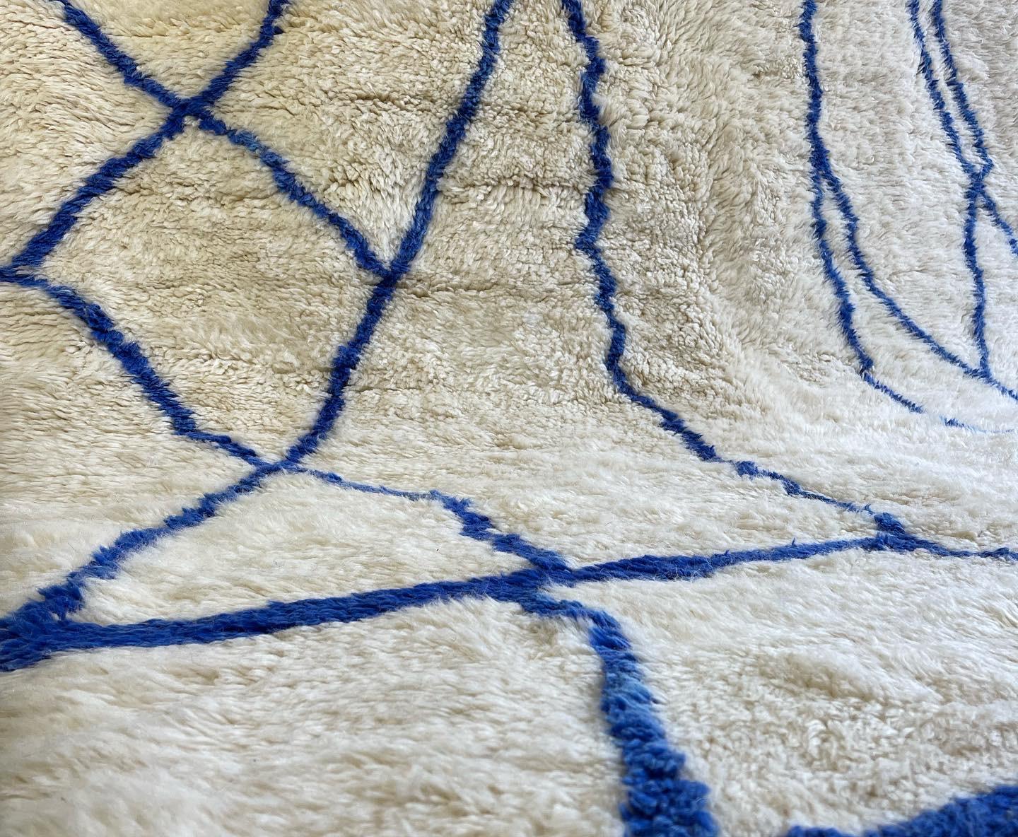 Moderner marokkanischer Teppich aus Naturwolle der französischen Designerin SD im Zustand „Neu“ im Angebot in LANGUEUX, FR