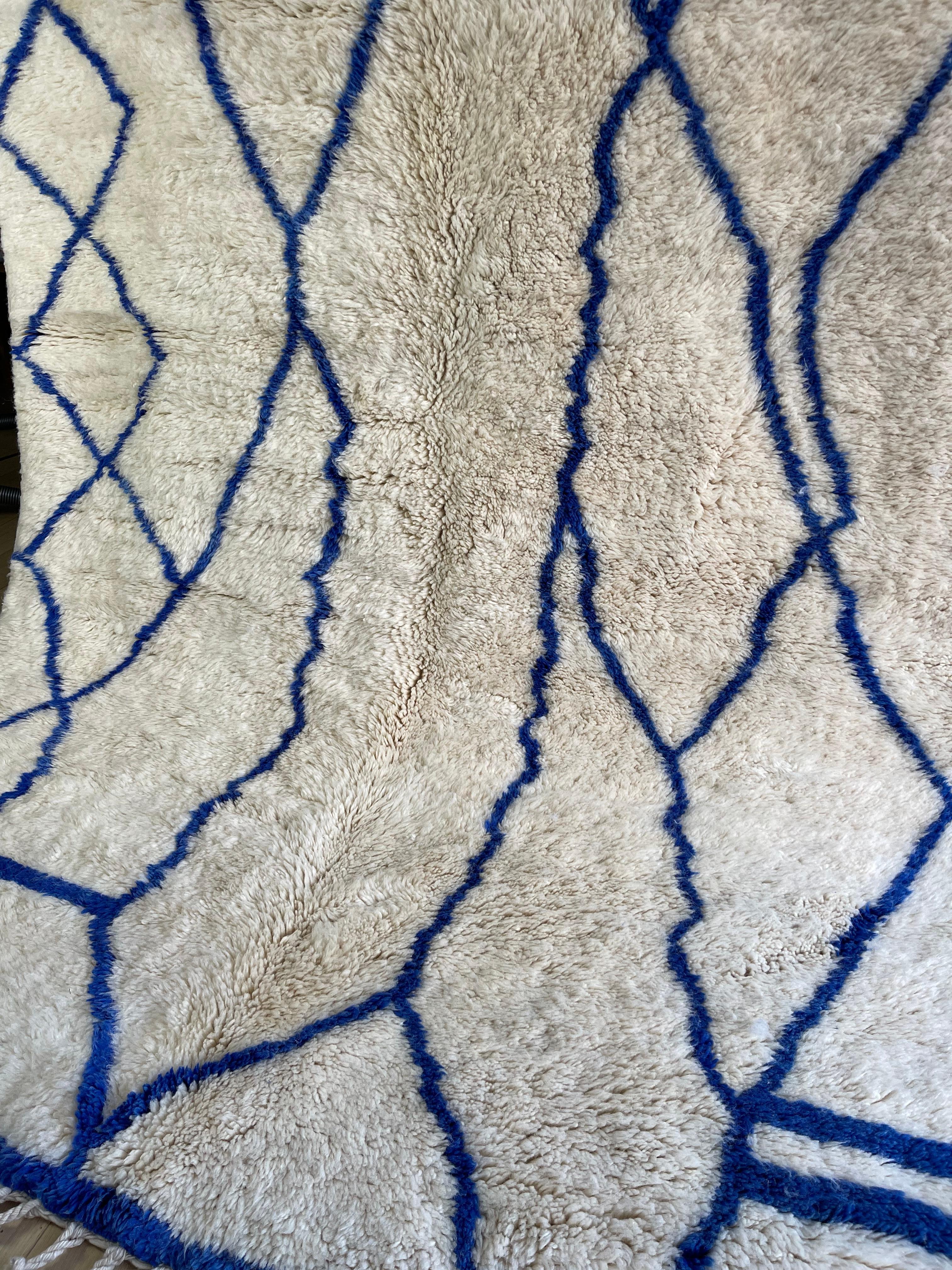 Moderner marokkanischer Teppich aus Naturwolle der französischen Designerin SD (21. Jahrhundert und zeitgenössisch) im Angebot