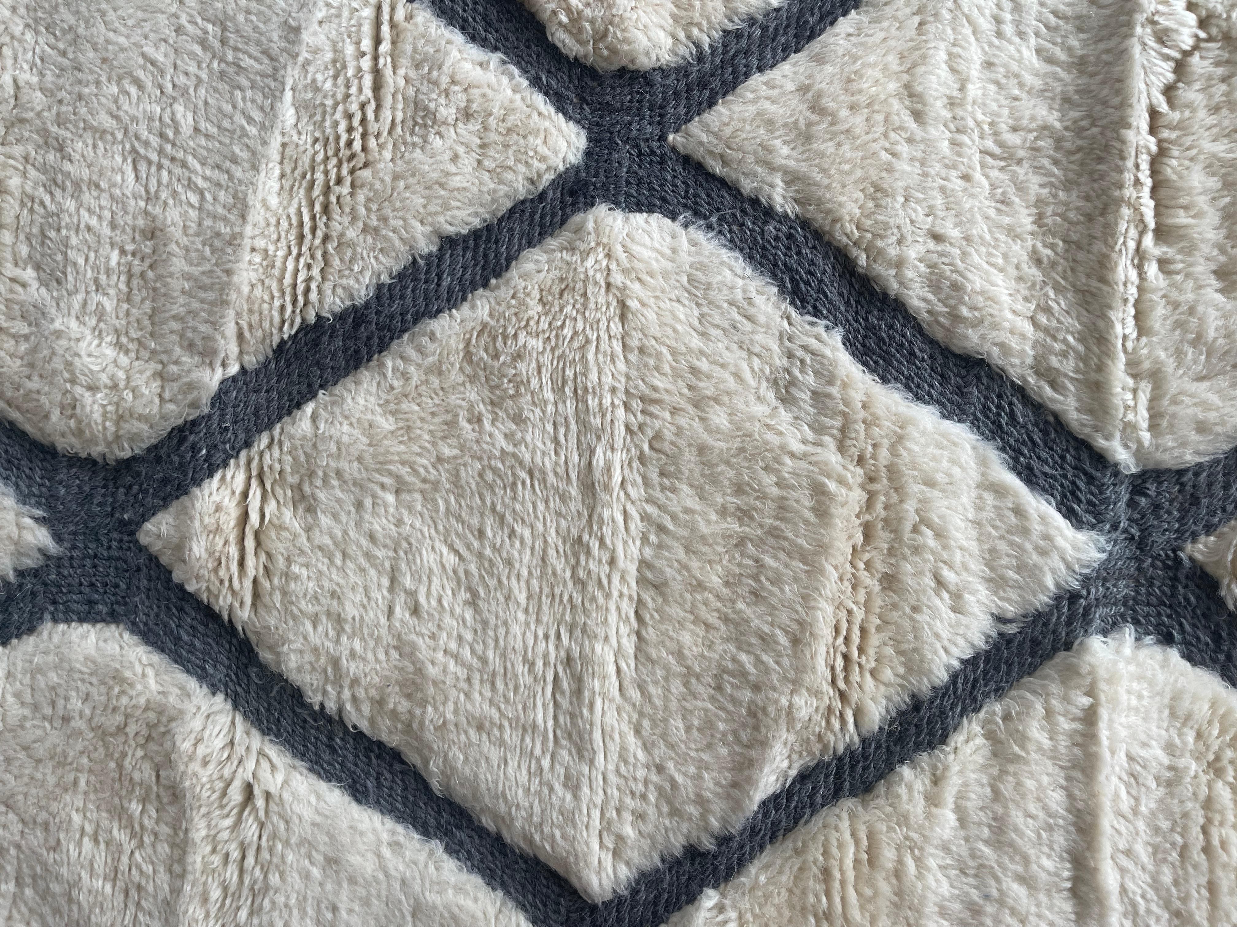 Modern Moroccan Rug Natural Wool In New Condition For Sale In LANGUEUX, FR