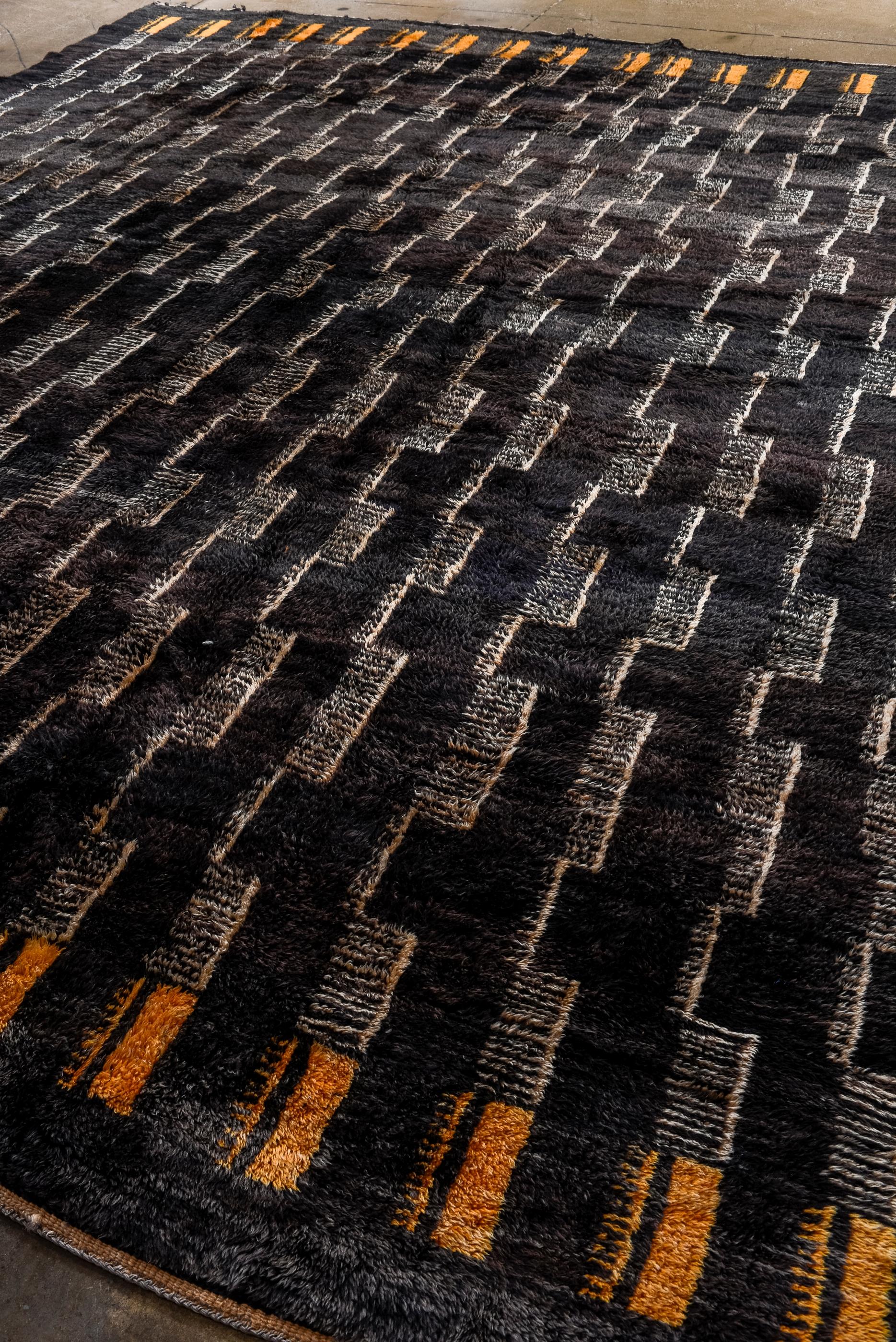 Alfombra marroquí moderna con una paleta oscura y extremos dorados Marroquí en venta