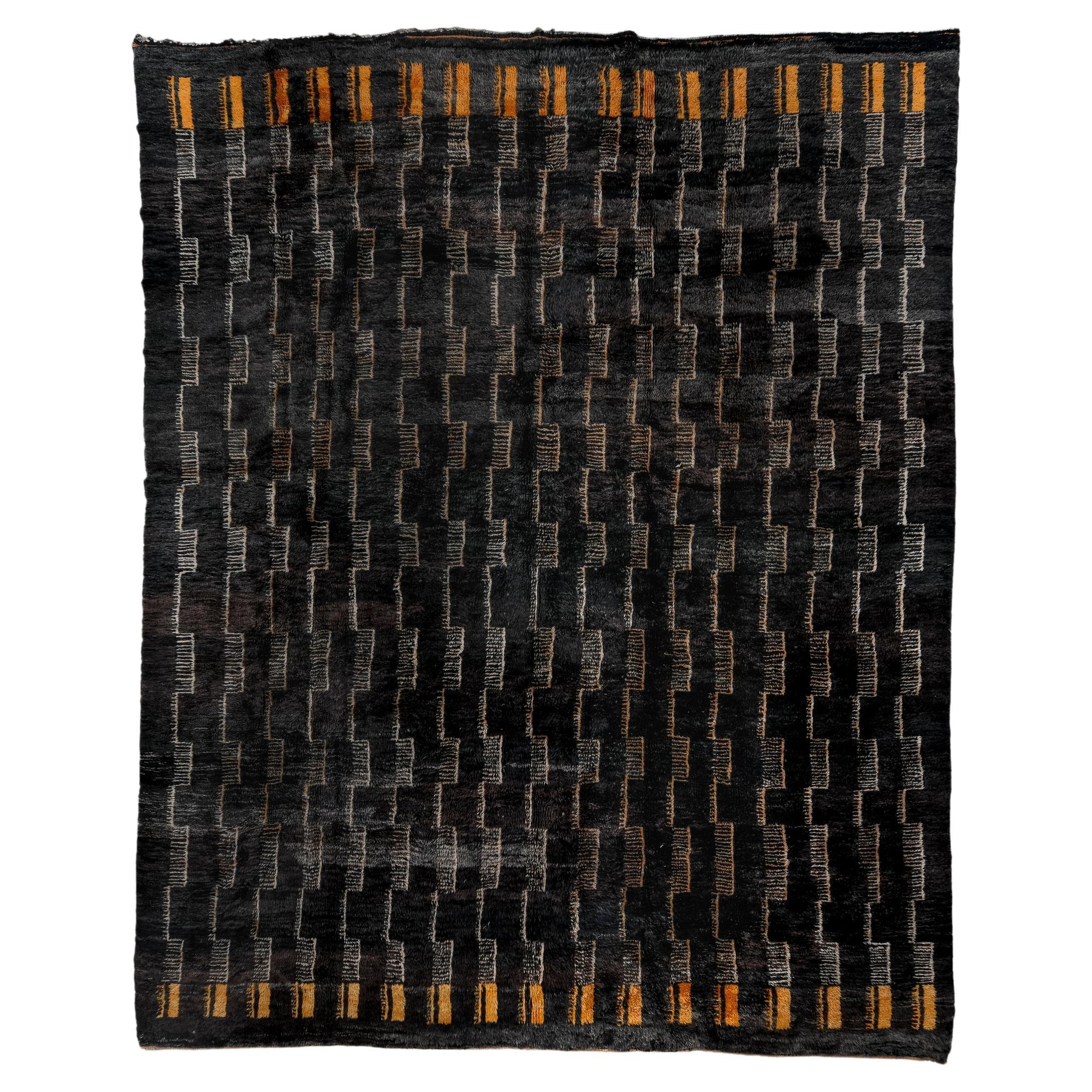 Tapis marocain moderne avec une palette sombre et des extrémités dorées