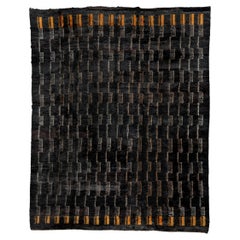 Tapis marocain moderne avec une palette sombre et des extrémités dorées