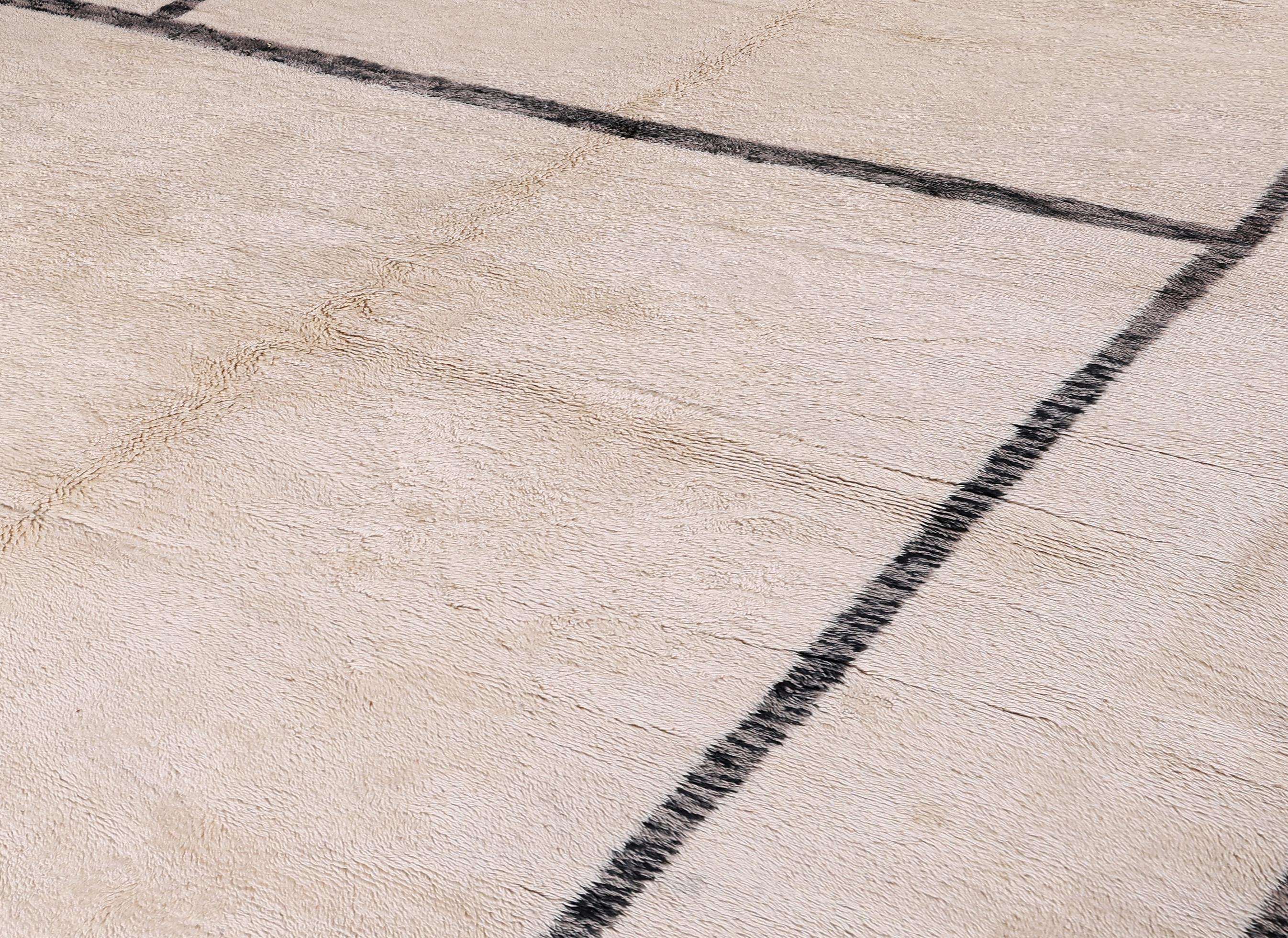 
This newly handwoven Moroccan rug blends tradition with contemporary aesthetics. Crafted by skilled artisans using premium natural wool, it features a minimalist abstract grid in a neutral palette, perfect for modern and transitional interiors. The